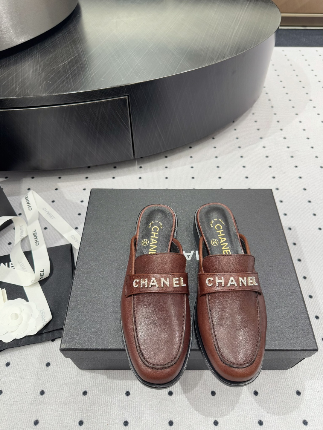 NO:260888,New products in early spring, fabric cowhide, inner sheepskin, sole cowhide, elegant style, create a different feeling, heel height 2 cm, counter packaging, simple and elegant style!  Top show bdetails in the market ———————————— ⊿size. ｜35-40 (40 41 customization), loafers semi-trails, loafers, cowhide, sheepskin19860909早春新品 面料牛皮 内里羊皮 鞋底牛皮 优雅风格 创造不一样的感觉 跟高2 cm 专柜包装 简约气质款式！ 市场顶级 show bdetails ————————————  ⊿size. ｜35-40（40 41定制),乐福鞋半拖,loafers,cowhide,sheepskin,Women's Shoes