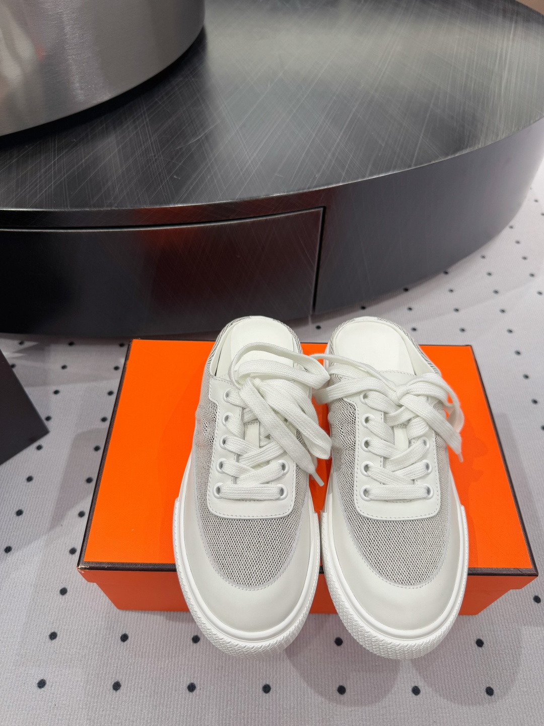 NO:260884,New products are on sale ★Fabric Cowhide Inner Cowhide Cowhide Sole Rubber Sole Elegant Style Create a different feeling Heel height 2 cm Special packaging Simple and elegant style!  Top show bdetails in the market ———————————— ⊿size. ｜35-40 (40 41 Customized, semi-dragged, cowhide19860909新品发售 ★面料 牛皮 内里 透染牛皮 鞋底 橡胶软底 优雅风格 创造不一样的感觉 跟高 2 cm 专柜包装 简约气质款式！ 市场顶级 show bdetails ————————————  ⊿size. ｜35-40（40 41 定制,半拖,cowhide,Women's Shoes