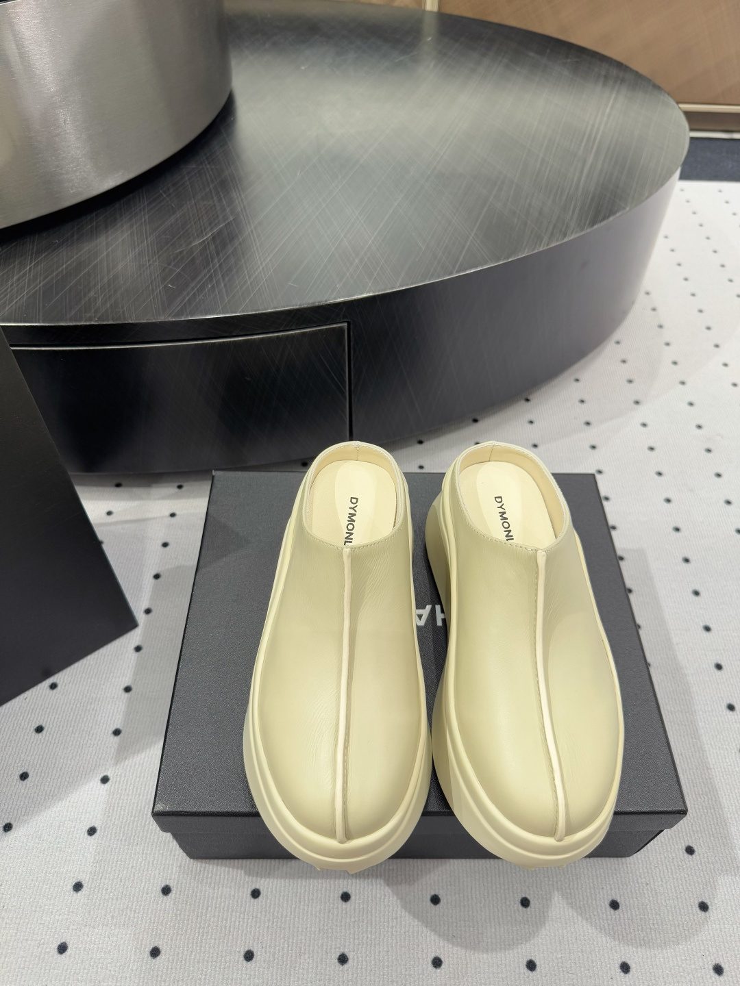 NO:260882,New models are on sale ★Fabric, Environmentally friendly cowhide, inner sheepskin, sole molded sole, elegant style, create a different feeling, heel height 7.5 cm, simple and elegant style!  Top show bdetails in the market ———————————— ⊿size. ｜35-40 (40 customization), slippers, slippers, cowhide, sheepskin19860909新款发售 ★面料 环保牛皮 内里羊皮 鞋底成型底 优雅风格 创造不一样的感觉 跟高7.5 cm 简约气质款式！ 市场顶级 show bdetails ————————————  ⊿size. ｜35-40（40 定制）,拖鞋,slippers,cowhide,sheepskin,Women's Shoes