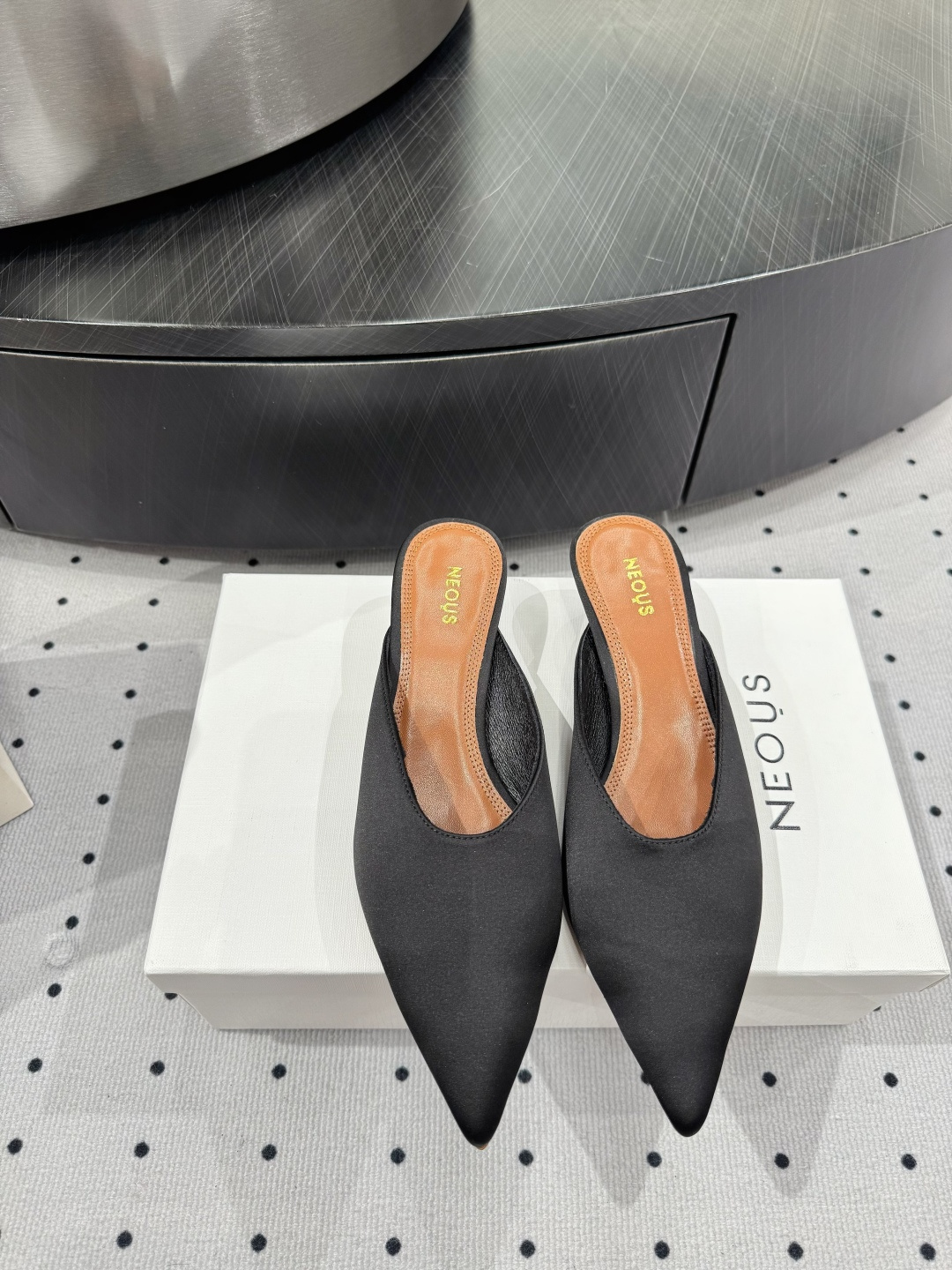 NO:439404,New products in early spring ★Fabric, silk, inner, sheepskin, sole, cowhide, elegant style, create a different feeling, heel height 4.5 cm, counter packaging, simple and elegant style!  Top show bdetails in the market ———————————— ⊿size. ｜35-39 (40 41 customization), semi-drag, cowhide, sheepskin, real silk19860909早春新品 ★面料 真丝 内里 羊皮 鞋底 牛皮 优雅风格 创造不一样的感觉 跟高 4.5 cm 专柜包装 简约气质款式！ 市场顶级 show bdetails ————————————  ⊿size. ｜35-39（40 41 定制）,半拖,cowhide,sheepskin,real silk,Women's Shoes