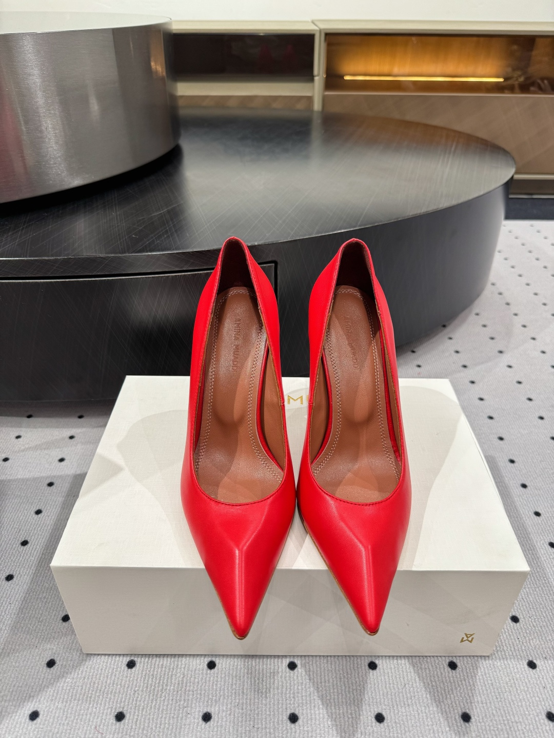 NO:422383,· Fashionable style for show, ★Fabric Sheepskin Inner Sheepskin Sole Cowhide Outsole (original injection molding) Elegant style Create a different feeling Heel height 10cm Special packaging Simple and elegant style!  show bdetails —————————————— ⊿size. ｜35-39 (40 41 42 customized), high heels, cowhide, sheepskin19860909· 走秀时尚款, ★面料 羊皮 内里 羊皮 鞋底 牛皮大底（原版注塑） 优雅风格 创造不一样的感觉 跟高 10cm 专柜包装 简约气质款式！ show bdetails ————————————  ⊿size. ｜35-39（40 41 42 定制）,高跟鞋,high heels,cowhide,sheepskin,Women's Shoes