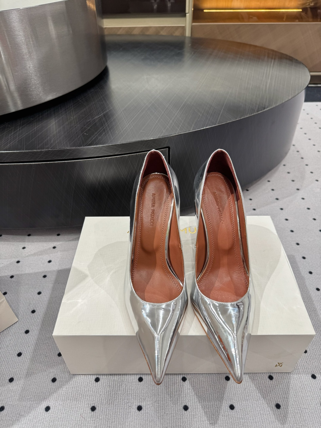 NO:422392,· Fashionable style for show, ★Fabric Mirror Inner Sheepskin Sole Cowhide Outsole (original injection molding) Elegant style Create a different feeling Heel height 10cm Special packaging Simple and elegant style!  show bdetails —————————————— ⊿size. ｜35-39 (40 41 42 customized), high heels, cowhide, sheepskin19860909· 走秀时尚款, ★面料 镜面 内里 羊皮 鞋底 牛皮大底（原版注塑） 优雅风格 创造不一样的感觉 跟高 10cm 专柜包装 简约气质款式！ show bdetails ————————————  ⊿size. ｜35-39（40 41 42 定制）,高跟鞋,high heels,cowhide,sheepskin,Women's Shoes