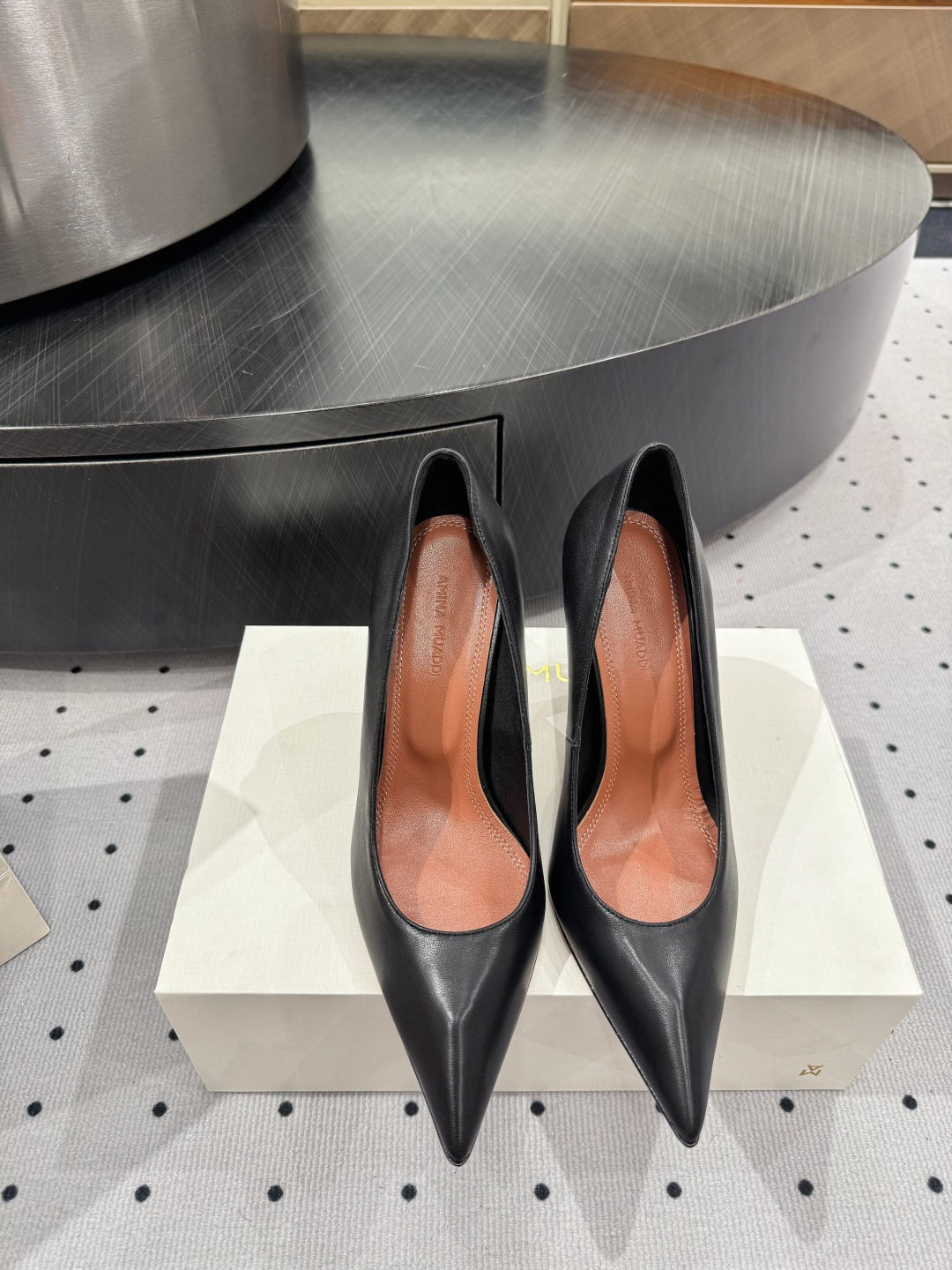 NO:422400,· Fashionable style for show, ★Fabric Sheepskin Inner Sheepskin Sole Cowhide Outsole (original injection molding) Elegant style Create a different feeling Heel height 10cm Special packaging Simple and elegant style!  show bdetails —————————————— ⊿size. ｜35-39 (40 41 42 customized), high heels, cowhide, sheepskin19860909· 走秀时尚款, ★面料 羊皮 内里 羊皮 鞋底 牛皮大底（原版注塑） 优雅风格 创造不一样的感觉 跟高 10cm 专柜包装 简约气质款式！ show bdetails ————————————  ⊿size. ｜35-39（40 41 42 定制）,高跟鞋,high heels,cowhide,sheepskin,Women's Shoes