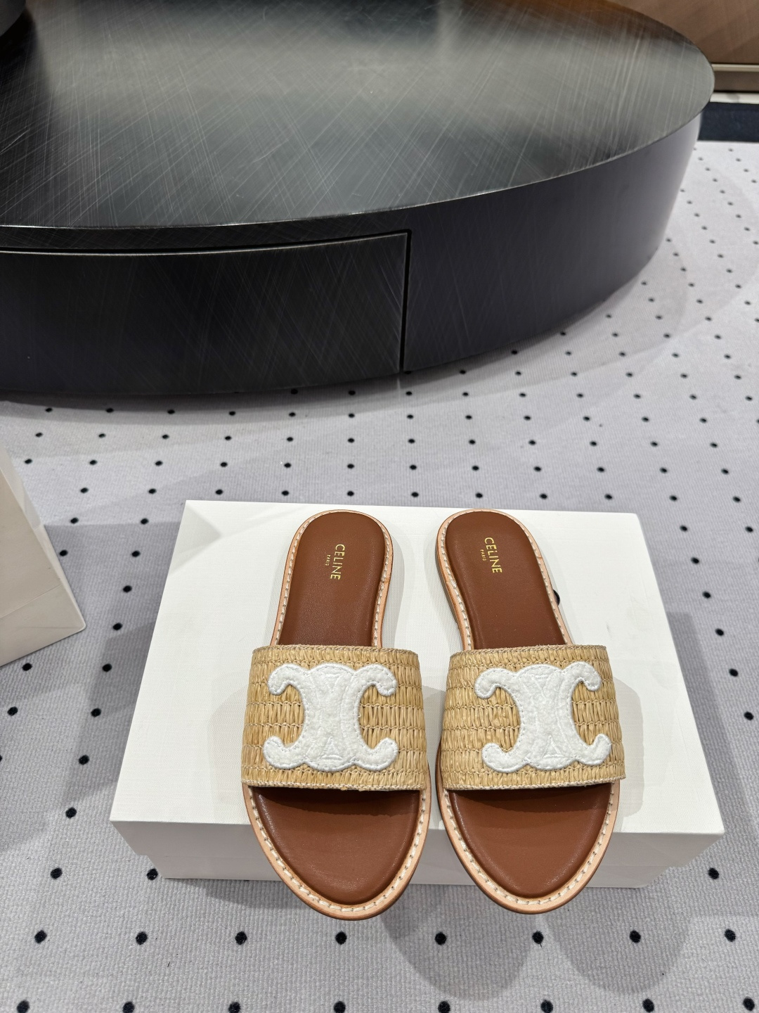 NO:382266,New hot products are available. Fabrics, mixed brazing materials, inner lining, sheepskin, soles, cowhide soles, elegant style, create a different feeling, heel height 1 cm, counter packaging, simple and elegant style!  show bdetails ———————————— size. ｜35-39 (40 41 customization), slippers, slippers, cowhide, sheepskin19860909全新爆款上新 面料 混合化钎材料 内里 羊皮  鞋底 牛皮底 优雅风格 创造不一样的感觉 跟高 1 cm 专柜包装 简约气质款式！ show bdetails ———————————— size. ｜35-39（40 41 定制）,拖鞋,slippers,cowhide,sheepskin,Women's Shoes