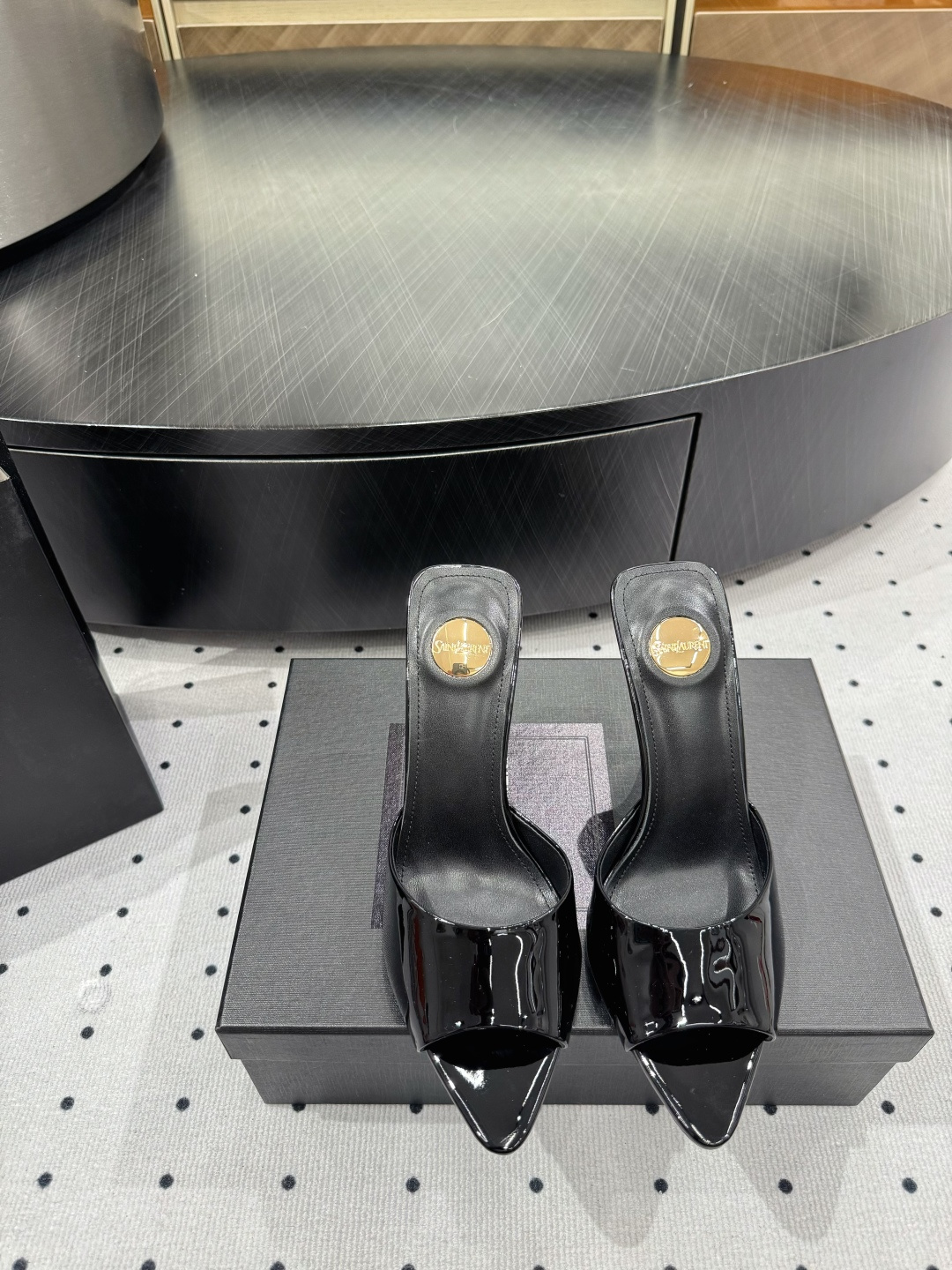 NO:382268,25 spring model Who can refuse ysl high heels? It is known as the magic of killing men. You deserve to have fabric patent leather, inner sheepskin sole cowhide, elegant style, create a different feeling, heel height 10.5 cm, counter packaging, simple and elegant style!  show bdetails ————————————— size. ｜35-39 (40 41 customization), high heels slippers, saint laurent, high heels, slippers, cowhide, sheepskin1986090925春款 谁能拒绝ysl高跟鞋,号称斩男神奇,你值得拥有  面料 漆皮  内里 羊皮 鞋底 牛皮 优雅风格 创造不一样的感觉 跟高 10.5 cm 专柜包装 简约气质款式！ show bdetails ———————————— size. ｜35-39（40 41 定制）,高跟鞋拖鞋,saint laurent,high heels,slippers,cowhide,sheepskin,Women's Shoes