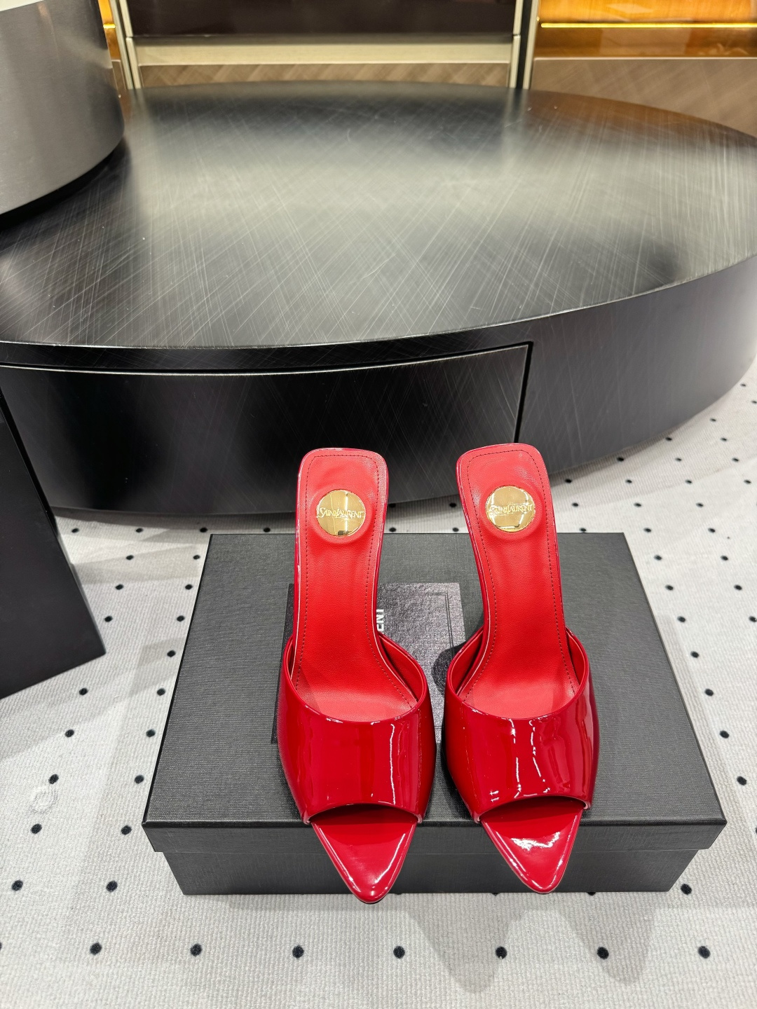 NO:382278,25 spring model Who can refuse ysl high heels? It is known as the magic of killing men. You deserve to have fabric, patent leather, inner, sheepskin, sole, cowhide, elegant style, create a different feeling, heel height 10.5 cm, counter packaging, simple and elegant style!  show bdetails ————————————— size. ｜35-39 (40 41 customization), high heels slippers, saint laurent, high heels, slippers, cowhide, sheepskin1986090925春款 谁能拒绝ysl高跟鞋,号称斩男神奇,你值得拥有  面料 漆皮 内里 羊皮 鞋底 牛皮 优雅风格 创造不一样的感觉 跟高 10.5 cm 专柜包装 简约气质款式！ show bdetails ———————————— size. ｜35-39（40 41 定制）,高跟鞋拖鞋,saint laurent,high heels,slippers,cowhide,sheepskin,Women's Shoes