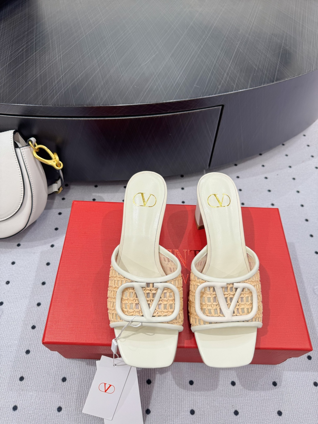 NO:382264,New products in early spring ★Fabric, braided rope, inner, sheepskin, sole, cowhide, elegant style, create a different feeling, heel height 6 cm, counter packaging, simple and elegant style!  Top show bdetails in the market ———————————— ⊿size. ｜35-39 (40 41 42 customized), slippers, slippers, cowhide, sheepskin19860909早春新品 ★面料 编织绳 内里 羊皮 鞋底 牛皮 优雅风格 创造不一样的感觉 跟高 6 cm 专柜包装 简约气质款式！ 市场顶级 show bdetails ————————————  ⊿size. ｜35-39（40 41 42 定制）,拖鞋,slippers,cowhide,sheepskin,Women's Shoes