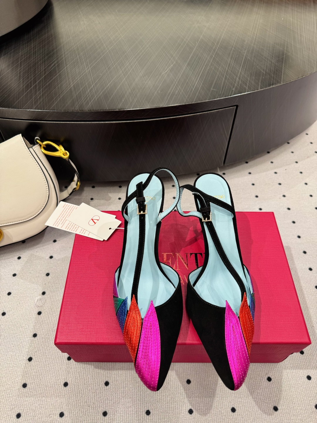 NO:382257,New product ★Fabric Sheep velvet Inner Sheepskin Sole Cowhide Elegant style Create a different feeling Heel height 6 cm Special packaging Simple and elegant style!  Top show bdetails in the market ———————————— ⊿size. ｜35-39 (40 41 42 customized), high heels sandals, sandals, high heels, cowhide, sheepskin19860909新品 ★面料 羊反绒 内里 羊皮 鞋底 牛皮 优雅风格 创造不一样的感觉 跟高 6 cm 专柜包装 简约气质款式！ 市场顶级 show bdetails ————————————  ⊿size. ｜35-39（40 41 42 定制）,高跟鞋凉鞋,sandals,high heels,cowhide,sheepskin,Women's Shoes