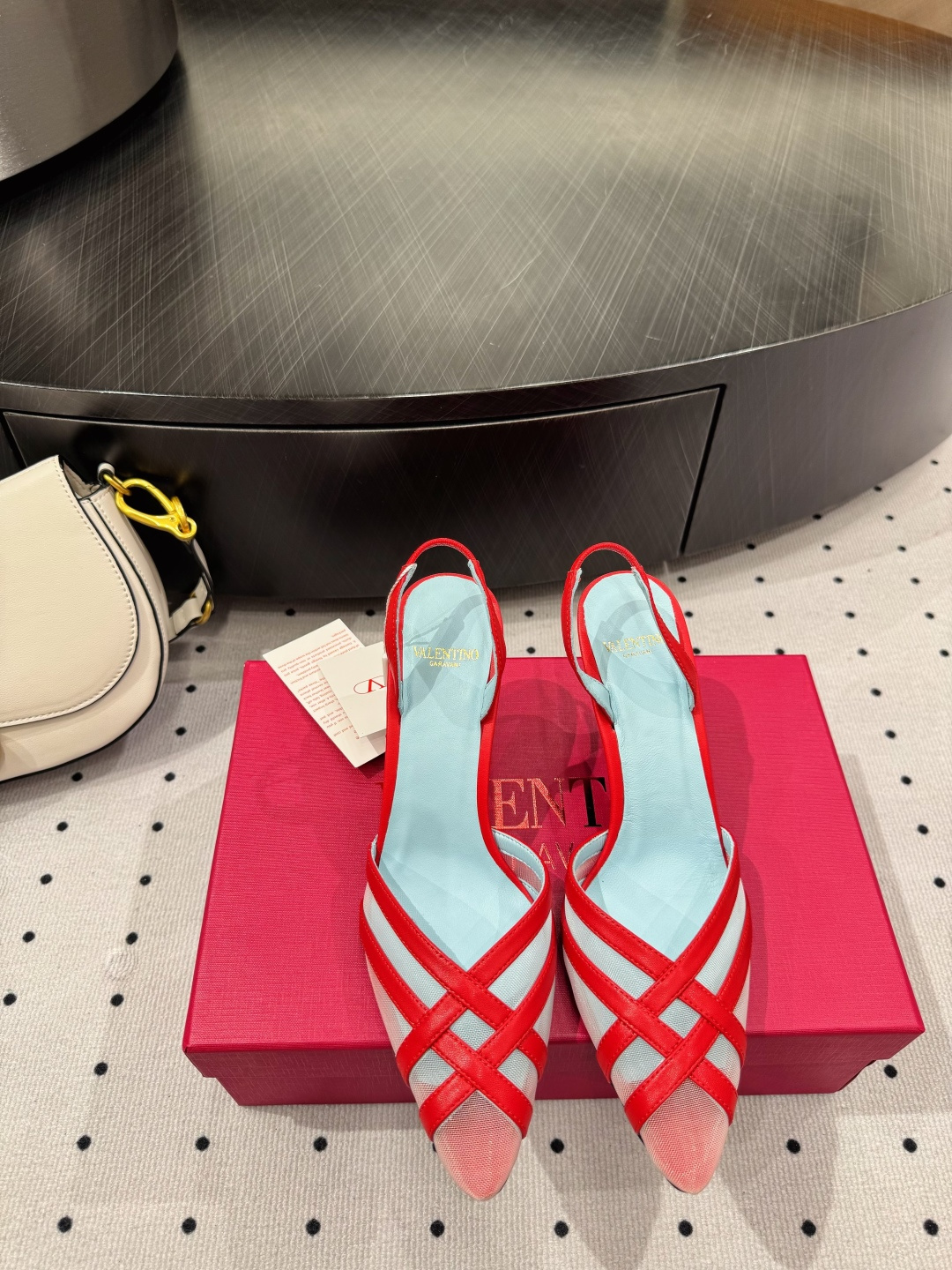 NO:382260,New products ★Fabric Sheepskin Inner Sheepskin Sole Cowhide Elegant style Create a different feeling Heel height 8 cm, counter packaging Simple and elegant style!  Top show bdetails in the market ———————————— ⊿size. ｜35-39 (40 41 42 customized), high heels sandals, sandals, high heels, cowhide, sheepskin19860909新品 ★面料 羊皮 内里 羊皮 鞋底 牛皮 优雅风格 创造不一样的感觉 跟高 8 cm 专柜包装 简约气质款式！ 市场顶级 show bdetails ————————————  ⊿size. ｜35-39（40 41 42 定制）,高跟鞋凉鞋,sandals,high heels,cowhide,sheepskin,Women's Shoes