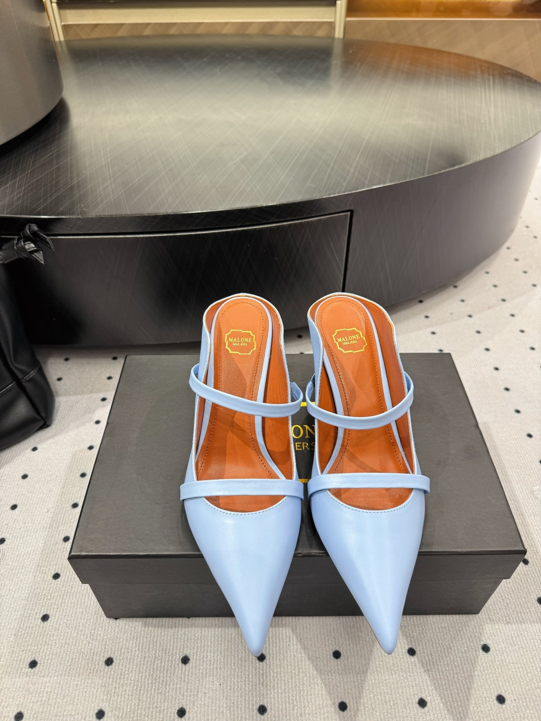 NO:422316,25 new products Fabric cowhide inner sheepskin sole cowhide elegant style Create a different feeling Heel height 8 cm Special packaging Simple and elegant style!  show bdetails ———————————— size. ｜35-39 (40 41 42 customization), high heels, cowhide, sheepskin1986090925新品 面料 牛皮 内里 羊皮 鞋底 牛皮 优雅风格 创造不一样的感觉 跟高 8 cm 专柜包装 简约气质款式！ show bdetails ———————————— size. ｜35-39（40 41 42 定制）,高跟鞋,high heels,cowhide,sheepskin,Women's Shoes