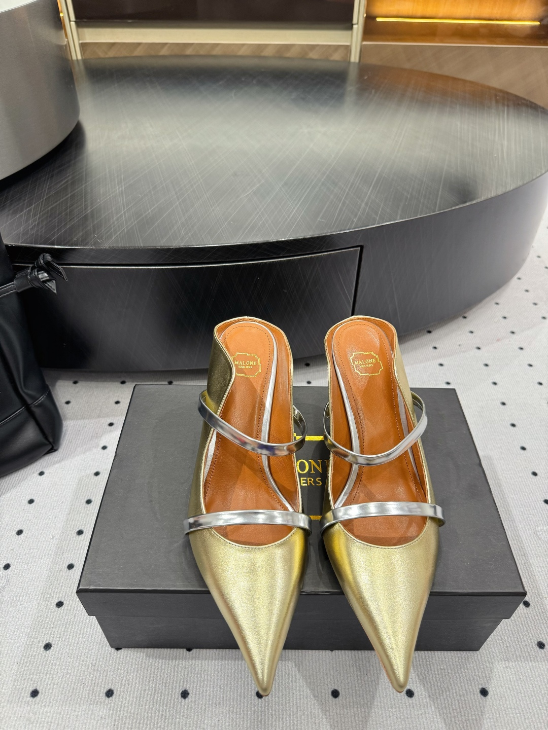 NO:422324,25 new products Fabric cowhide inner sheepskin sole cowhide elegant style Create a different feeling 8 cm heel height Counter packaging Simple and elegant style!  show bdetails ———————————— size. ｜35-39 (40 41 42 customization), high heels, cowhide, sheepskin1986090925新品 面料 牛皮 内里 羊皮 鞋底 牛皮 优雅风格 创造不一样的感觉 跟高8 cm 专柜包装 简约气质款式！ show bdetails ———————————— size. ｜35-39（40 41 42 定制）,高跟鞋,high heels,cowhide,sheepskin,Women's Shoes