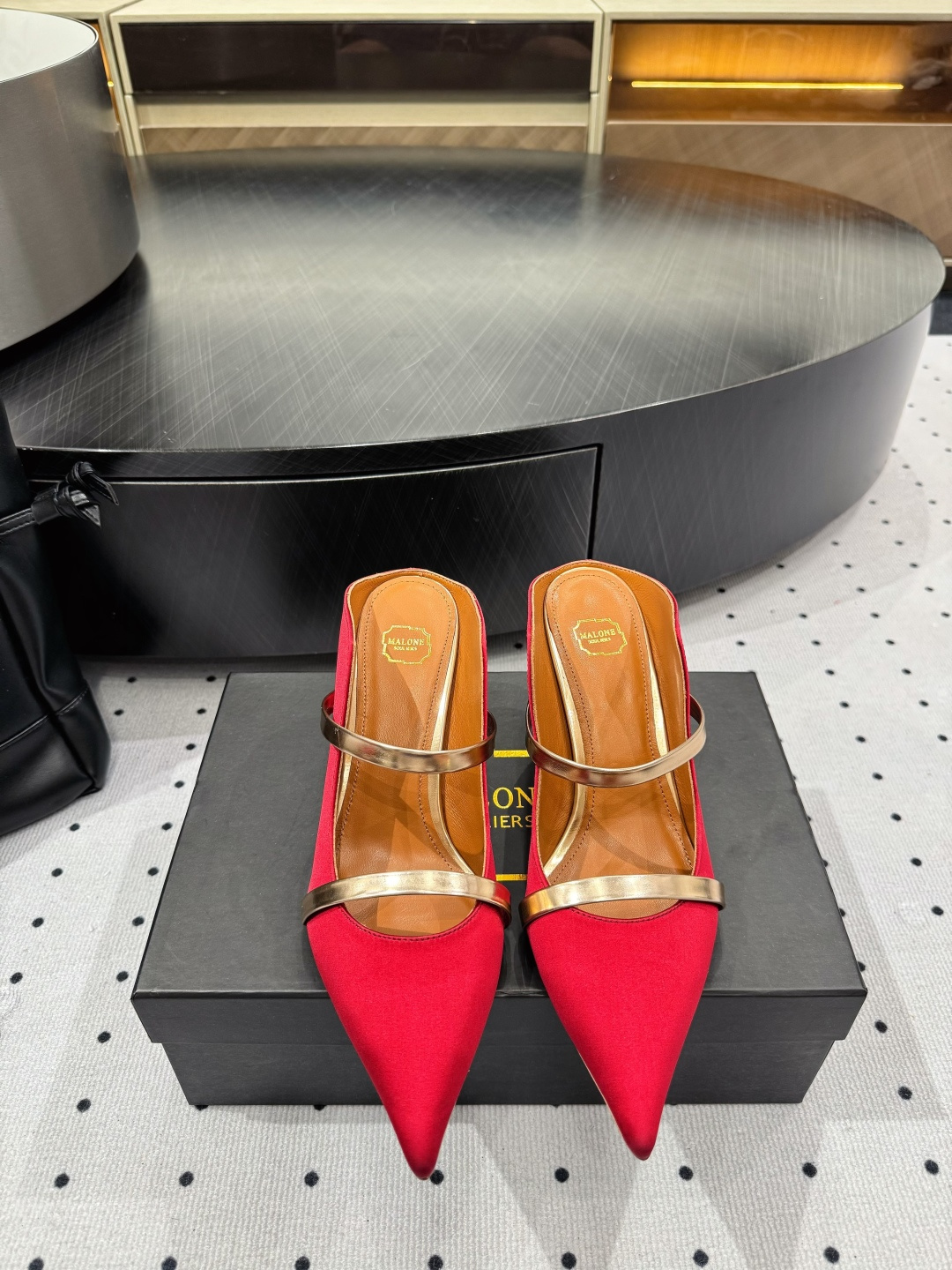 NO:422336,25 new products, fabric, silk, inner, sheepskin, sole, cowhide, elegant style, create a different feeling, heel height 8cm, counter packaging, simple and elegant style!  show bdetails ———————————— size. ｜35-39 (40 41 42 customization), high heels, cowhide, sheepskin, real silk1986090925新品 面料 真丝  内里 羊皮 鞋底 牛皮 优雅风格 创造不一样的感觉 跟高8cm 专柜包装 简约气质款式！ show bdetails ———————————— size. ｜35-39（40 41 42 定制）,高跟鞋,high heels,cowhide,sheepskin,real silk,Women's Shoes