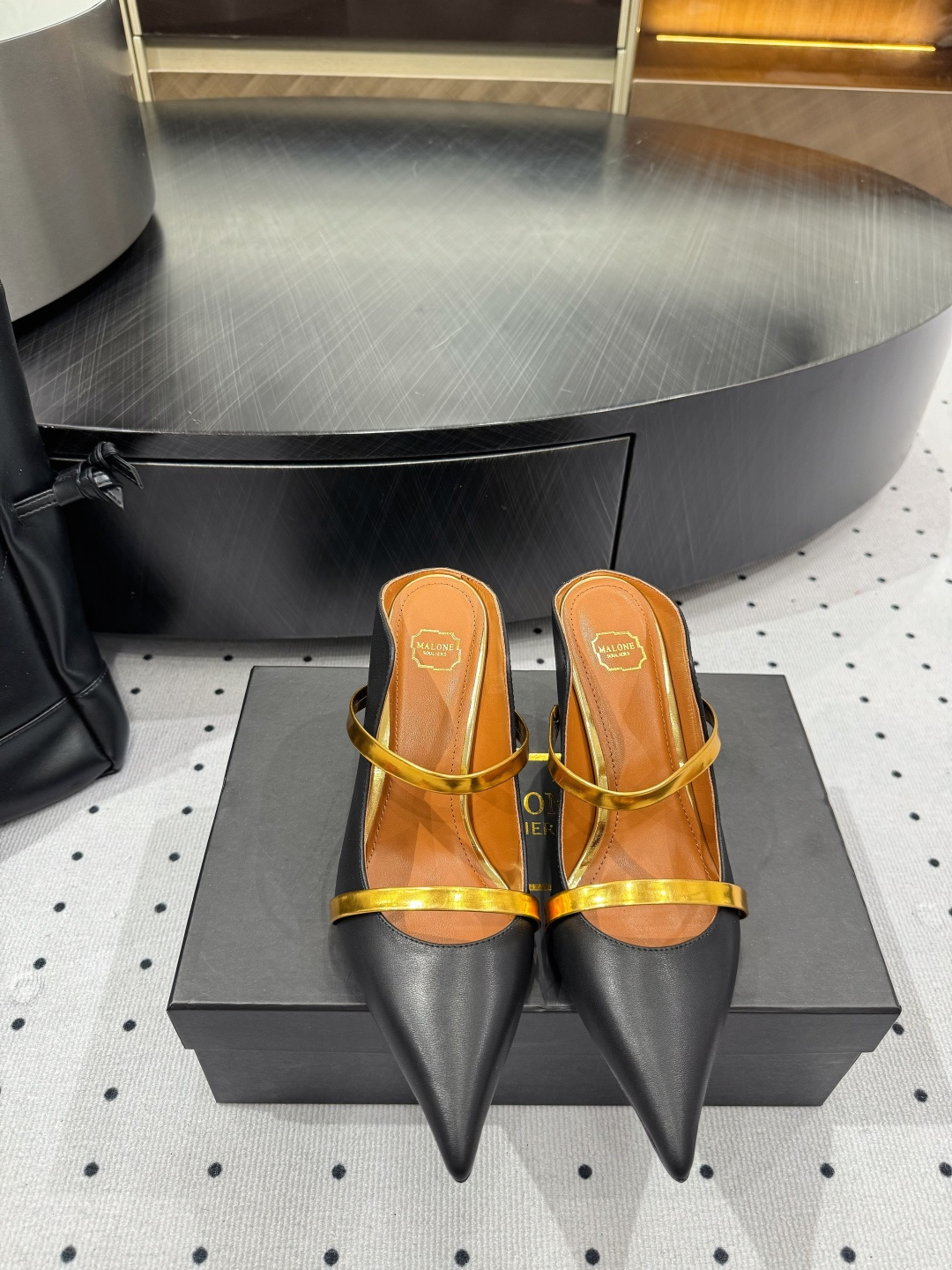 NO:422345,25 new products Fabric cowhide inner sheepskin sole cowhide elegant style Create a different feeling Heel height 8 cm Special packaging Simple and elegant style!  show bdetails ———————————— size. ｜35-39 (40 41 42 customization), high heels, cowhide, sheepskin1986090925新品 面料 牛皮 内里 羊皮 鞋底 牛皮 优雅风格 创造不一样的感觉 跟高 8 cm 专柜包装 简约气质款式！ show bdetails ———————————— size. ｜35-39（40 41 42 定制）,高跟鞋,high heels,cowhide,sheepskin,Women's Shoes