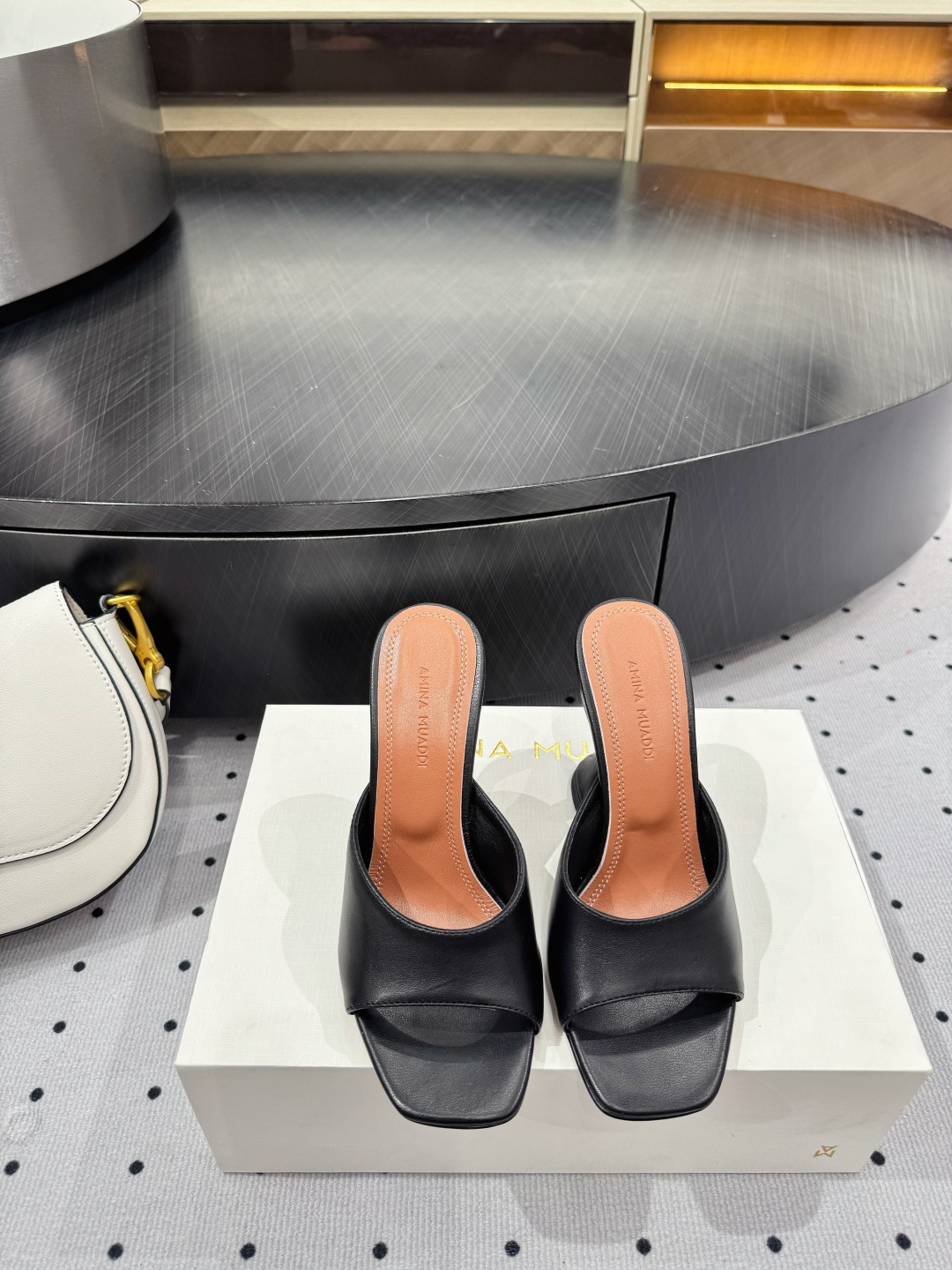 NO:439488,& New Products ★Imported cowhide inner sheepskin sole cowhide outsole (original injection molding) Elegant style Create a different feeling Heel height 9.5 cm Special packaging Simple and elegant style!  show bdetails —————————————— ⊿size. ｜35-39 (40 41 42 customized), high heels, slippers, high heels, slippers, cowhide, sheepskin19860909＆ 新品 ★进口 牛皮 内里 羊皮 鞋底 牛皮大底（原版注塑） 优雅风格 创造不一样的感觉 跟高9.5 cm 专柜包装 简约气质款式！ show bdetails ————————————  ⊿size. ｜35-39（40 41 42 定制）,高跟鞋拖鞋,high heels,slippers,cowhide,sheepskin,Women's Shoes