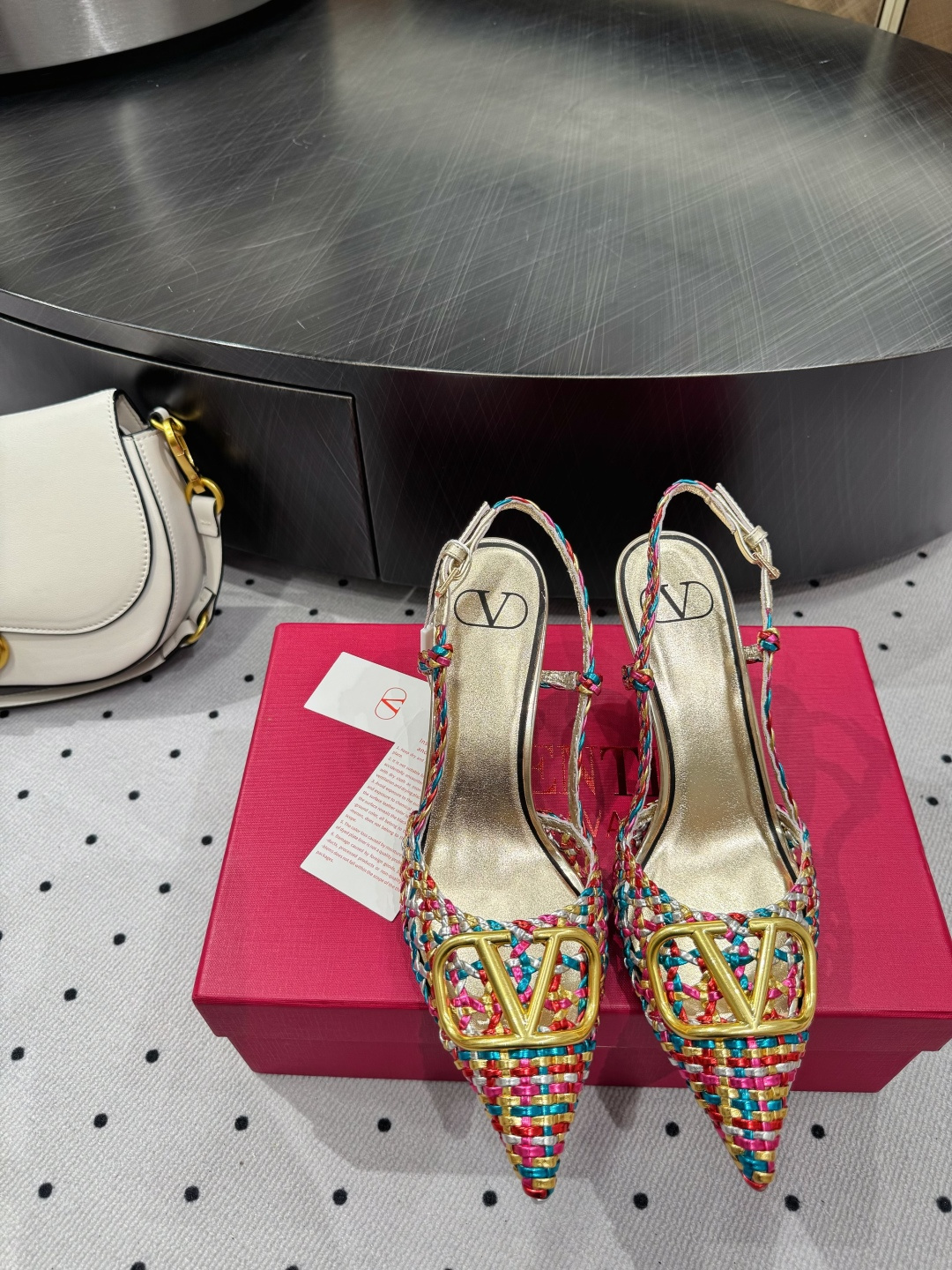 NO:422263,New products ★Fabric, Weaving, Inner, Sheepskin, Sole, Cowhide, Elegant Style, Create a Different Feel, Heel Height 8 cm, Counter Packaging, Simple and Temperature Style!  Top show bdetails in the market ———————————— ⊿size. ｜35-39 (40 41 42 customized), sandals, sandals, cowhide, sheepskin19860909新品 ★面料 编织 内里 羊皮 鞋底 牛皮 优雅风格 创造不一样的感觉 跟高 8 cm 专柜包装 简约气质款式！ 市场顶级 show bdetails ————————————  ⊿size. ｜35-39（40 41 42 定制）,凉鞋,sandals,cowhide,sheepskin,Women's Shoes