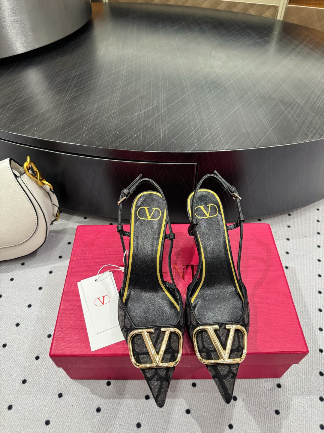 NO:422271,New product ★Fabric Original fabric Inner Sheepskin Sole Cowhide Elegant style Create a different feeling Heel height 8 cm, Counter packaging Simple and elegant style!  Top show bdetails in the market ———————————— ⊿size. ｜35-39 (40 41 42 customized), sandals, sandals, cowhide, sheepskin19860909新品 ★面料 原版布 内里 羊皮 鞋底 牛皮 优雅风格 创造不一样的感觉 跟高 8 cm 专柜包装 简约气质款式！ 市场顶级 show bdetails ————————————  ⊿size. ｜35-39（40 41 42 定制）,凉鞋,sandals,cowhide,sheepskin,Women's Shoes