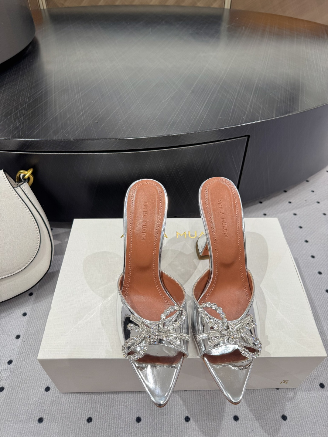 NO:439514,· Fashionable style for show, ★Fabric Mirror Inner Sheepskin Sole Cowhide Outsole (original injection molding) Elegant style Create a different feeling Heel height 9.5 cm Special packaging Simple and elegant style!  show bdetails —————————————— ⊿size. ｜35-39 (40 41 42 customized), high heels, slippers, high heels, slippers, cowhide, sheepskin19860909· 走秀时尚款, ★面料 镜面 内里 羊皮 鞋底 牛皮大底（原版注塑） 优雅风格 创造不一样的感觉 跟高 9.5 cm 专柜包装 简约气质款式！ show bdetails ————————————  ⊿size. ｜35-39（40 41 42 定制）,高跟鞋拖鞋,high heels,slippers,cowhide,sheepskin,Women's Shoes