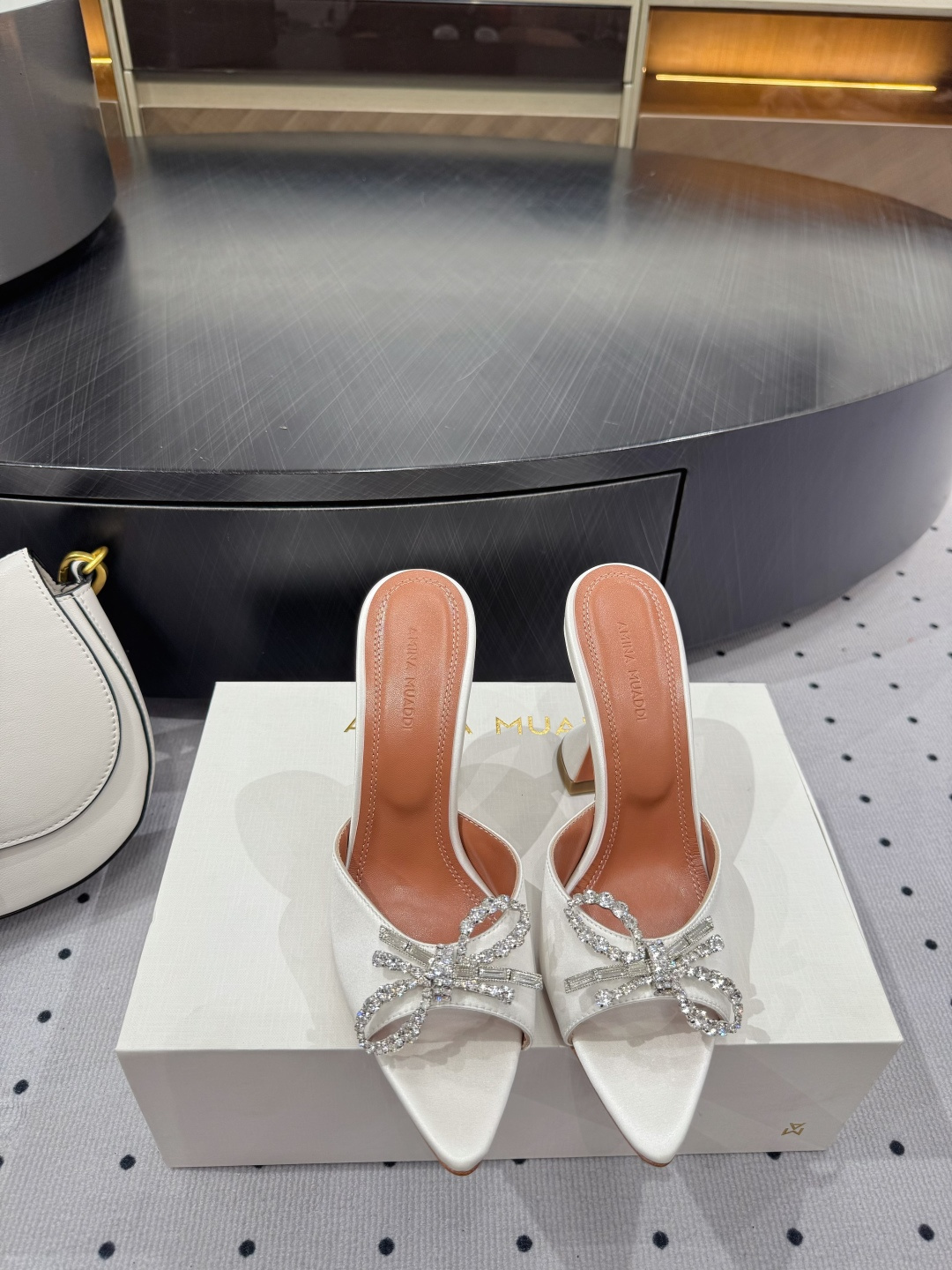 NO:439468,· Fashionable style for show, ★Fabric, silk, inner, sheepskin, sole, cowhide outsole (original injection molding) Elegant style Create a different feeling Heel height 9.5 cm, counter packaging Simple and elegant style!  show bdetails —————————————— ⊿size. ｜35-39 (40 41 42 customization), high heels, slippers, high heels, slippers, cowhide, sheepskin, real silk19860909· 走秀时尚款, ★面料 真丝 内里 羊皮 鞋底 牛皮大底（原版注塑） 优雅风格 创造不一样的感觉 跟高 9.5 cm 专柜包装 简约气质款式！ show bdetails ————————————  ⊿size. ｜35-39（40 41 42 定制）,高跟鞋拖鞋,high heels,slippers,cowhide,sheepskin,real silk,Women's Shoes