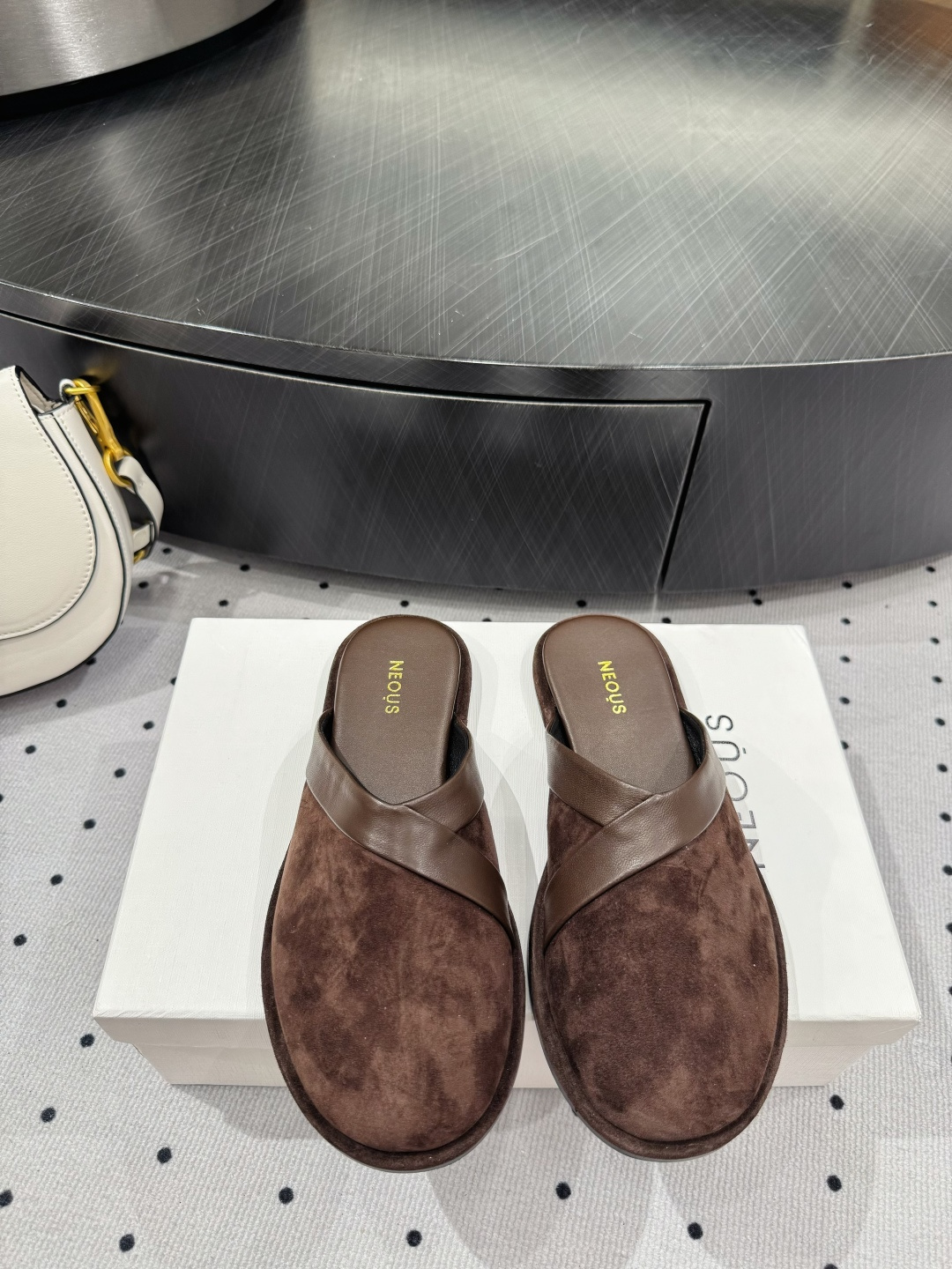 NO:439458,New model is on sale ★Fabric Sheep velvet Inner Sheepskin Sole Rubber Sole Elegant Style Creates a Different Feeling 1 cm Heel Heel Heel Heels Simple and Temperature Style!  Top show bdetails in the market ———————————— ⊿size. ｜35-39 (40 41 custom-made non-return and exchange), semi-torch, sheepskin19860909新款发售 ★面料 羊反绒 内里羊皮 鞋底橡胶底 优雅风格 创造不一样的感觉 跟高1 cm 简约气质款式！ 市场顶级 show bdetails ————————————  ⊿size. ｜35-39（40 41定做不退换),半拖,sheepskin,Women's Shoes