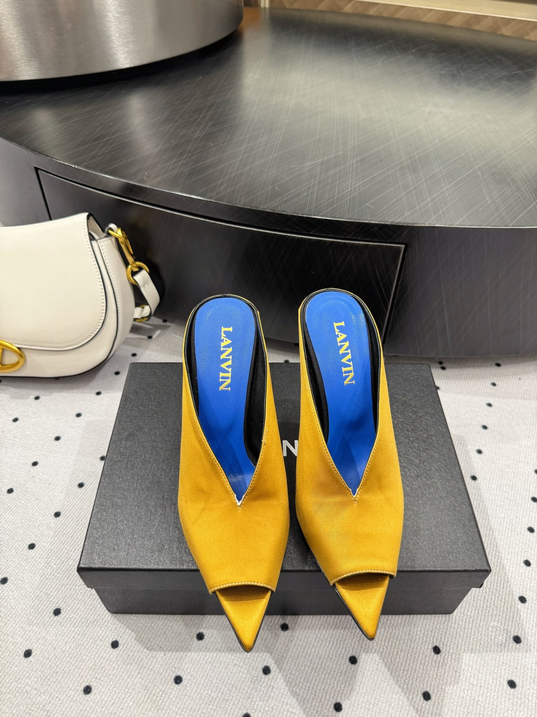 NO:406148,New model is on sale ★Fabric silk, inner sheepskin, sole rubber sole, elegant style, create a different feeling, heel height 10cm, simple and elegant style!  Top show bdetails in the market ———————————— ⊿size. ｜35-39 (40 4142 custom-made non-return and exchange), semi-tork high heels, high heels, sheepskin, real silk19860909新款发售 ★面料真丝 内里羊皮 鞋底橡胶底 优雅风格 创造不一样的感觉 跟高10cm 简约气质款式！ 市场顶级 show bdetails ————————————  ⊿size. ｜35-39（40 4142定做不退换),半拖高跟鞋,high heels,sheepskin,real silk,Women's Shoes