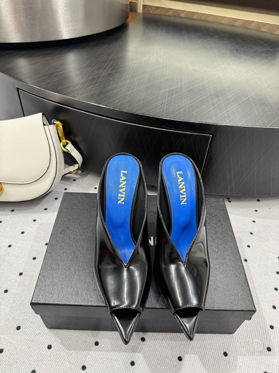 NO:406101,New style is on sale ★Fabric open edge beads, inner sheepskin, sole rubber sole, elegant style, create a different feeling, heel height 10cm, simple and elegant style!  Top show bdetails in the market ———————————— ⊿size. ｜35-39 (40 4142 custom-made non-return and exchange), semi-tork high heels, high heels, sheepskin19860909新款发售 ★面料开边珠 内里羊皮 鞋底橡胶底 优雅风格 创造不一样的感觉 跟高10cm 简约气质款式！ 市场顶级 show bdetails ————————————  ⊿size. ｜35-39（40 4142定做不退换),半拖高跟鞋,high heels,sheepskin,Women's Shoes