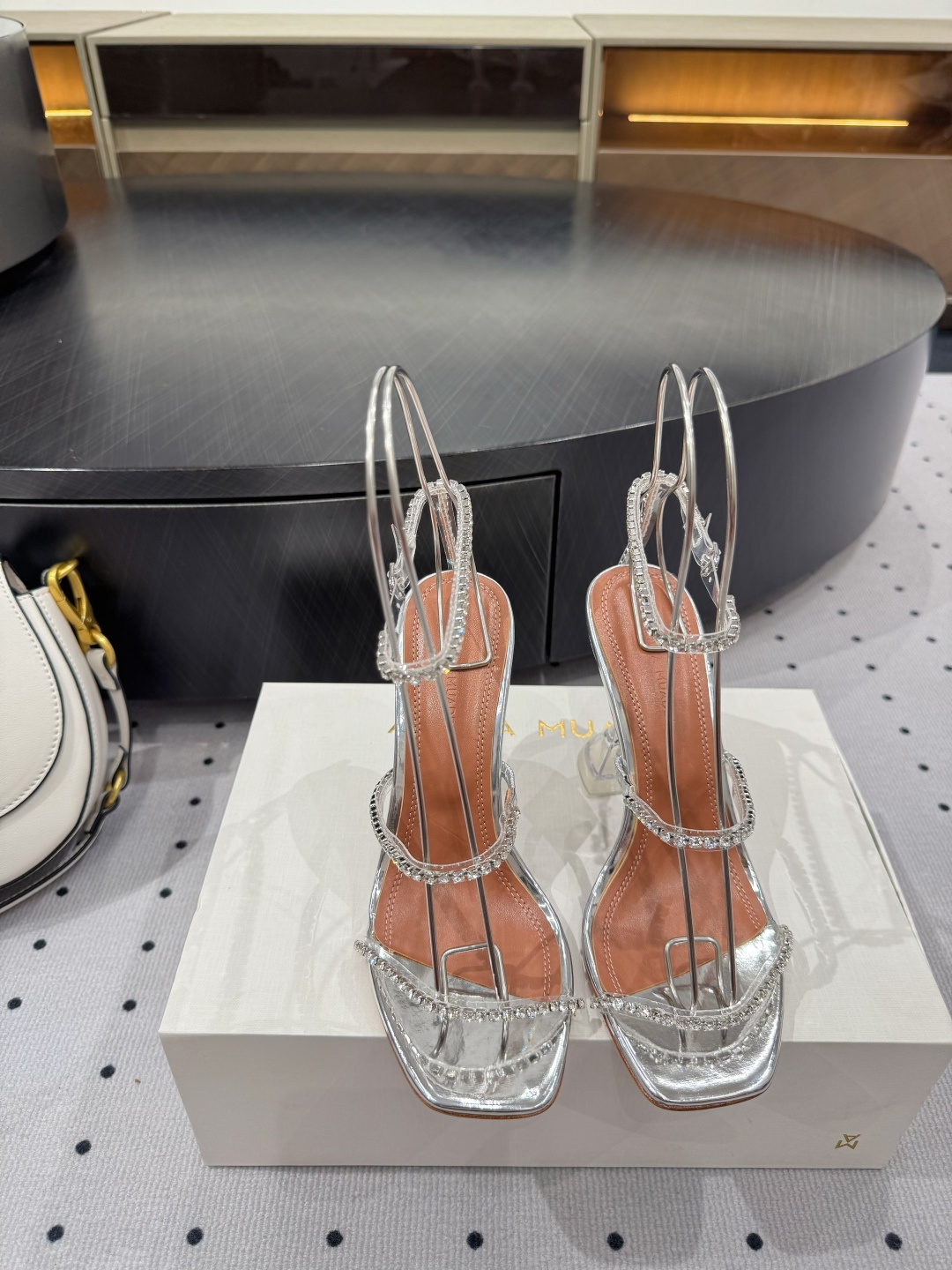 NO:439475,· Fashionable style for show, ★Fabric pvc lining sheepskin sole cowhide outsole (original injection molding) Elegant style Create a different feeling Heel height 9 cm Special packaging Simple and elegant style!  show bdetails —————————————— ⊿size. ｜35-39 (40 41 42 customized), high heels, slippers, high heels, slippers, cowhide, sheepskin19860909· 走秀时尚款, ★面料 pvc 内里 羊皮 鞋底 牛皮大底（原版注塑） 优雅风格 创造不一样的感觉 跟高 9 cm 专柜包装 简约气质款式！ show bdetails ————————————  ⊿size. ｜35-39（40 41 42 定制）,高跟鞋拖鞋,high heels,slippers,cowhide,sheepskin,Women's Shoes