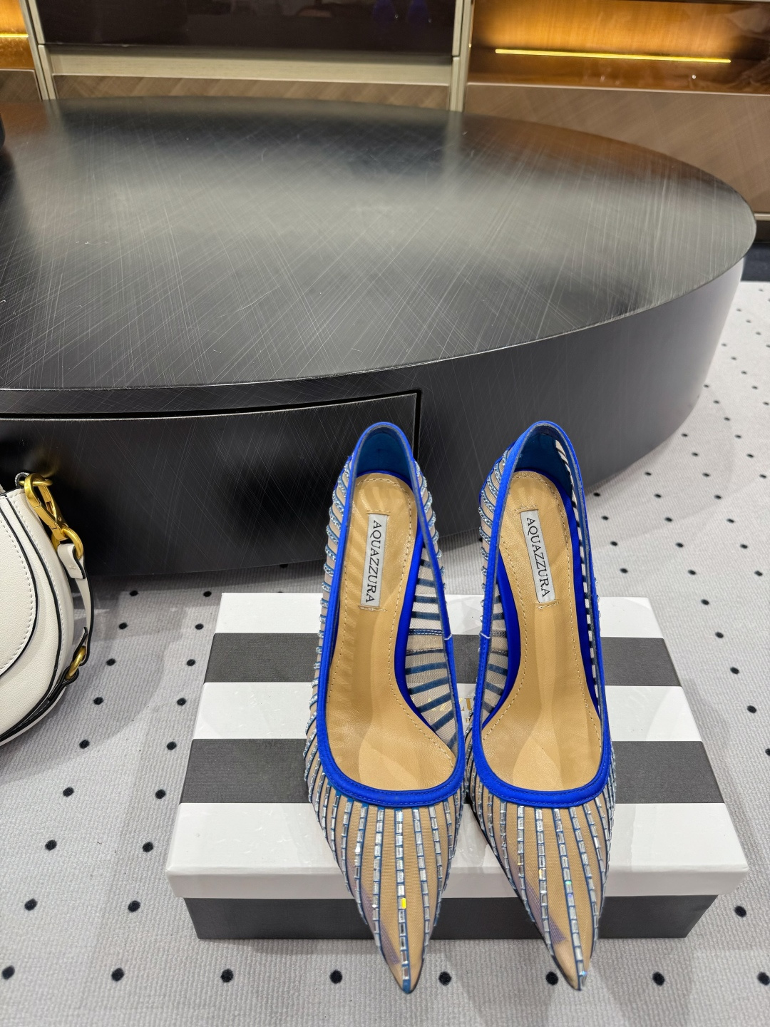 NO:422355,The new pineapple shoes that have become more refined hit my heart, and each one makes me intoxicated. Let’s say that we can understand the heart of women so much!  I don't have a pair this summer, it's really fragrant. ★Fabric silk fabric, sheepskin inner soles, cowhide soles, elegant style, create a different feeling, heel height 10 cm, counter packaging, simple and elegant style!  show bdetails —————————————— ⊿size. ｜35-39 (40 41 42 customized), high heels, cowhide, sheepskin, real silk19860909上新 成精的菠萝鞋,直击我心,每一款都让我陶醉咱就说 咱能这么了解女人心呢！这个夏天不来一双,真的香 ★面料真丝 内里羊皮 鞋底牛皮大底 优雅风格 创造不一样的感觉 跟高 10 cm 专柜包装 简约气质款式！ show bdetails ————————————  ⊿size. ｜35-39（40 41 42 定制）,高跟鞋,high heels,cowhide,sheepskin,real silk,Women's Shoes