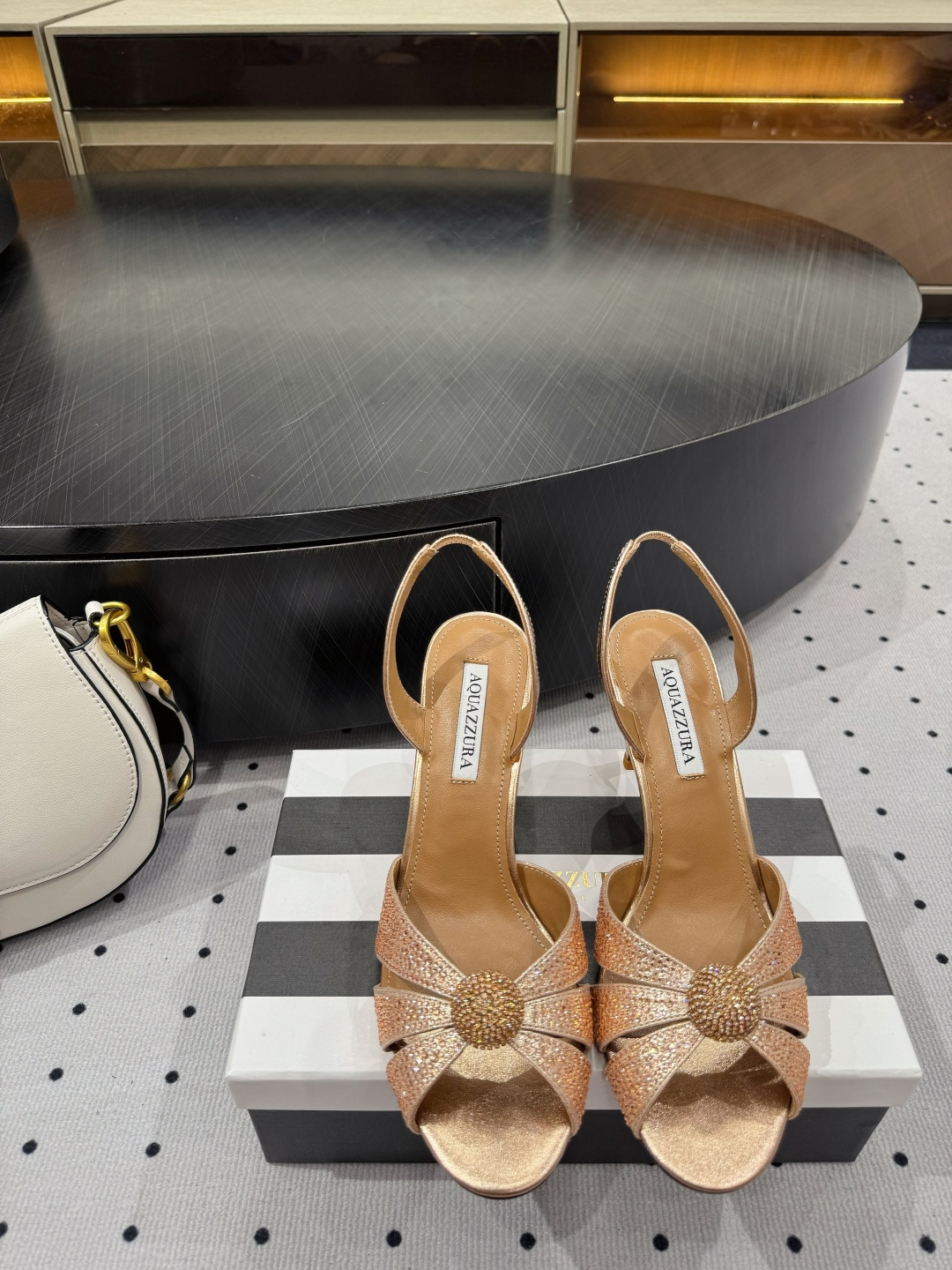 NO:422382,The new pineapple shoes that have become more refined hit my heart, and each one makes me intoxicated. Let’s say that we can understand the heart of women so much!  I don't have a pair this summer, it's really fragrant. ★Fabric sheepskin, inner sheepskin, soles, cowhide soles, elegant style, create a different feeling, heel height 10 cm, counter packaging, simple and elegant style!  show bdetails —————————————— ⊿size. ｜35-39 (40 41 42 customized), high heels, cowhide, sheepskin19860909上新 成精的菠萝鞋,直击我心,每一款都让我陶醉咱就说 咱能这么了解女人心呢！这个夏天不来一双,真的香 ★面料羊皮 内里羊皮 鞋底牛皮大底 优雅风格 创造不一样的感觉 跟高 10 cm 专柜包装 简约气质款式！ show bdetails ————————————  ⊿size. ｜35-39（40 41 42 定制）,高跟鞋,high heels,cowhide,sheepskin,Women's Shoes