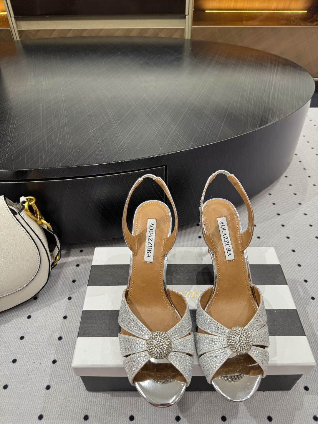 NO:422391,The new pineapple shoes that have become more refined hit my heart, and each one makes me intoxicated. Let’s say that we can understand the heart of women so much!  I don't have a pair this summer, it's really fragrant. ★Fabric silk fabric, sheepskin inner soles, cowhide soles, elegant style, create a different feeling, heel height 10 cm, counter packaging, simple and elegant style!  show bdetails —————————————— ⊿size. ｜35-39 (40 41 42 customized), high heels, cowhide, sheepskin, real silk19860909上新 成精的菠萝鞋,直击我心,每一款都让我陶醉咱就说 咱能这么了解女人心呢！这个夏天不来一双,真的香 ★面料真丝 内里羊皮 鞋底牛皮大底 优雅风格 创造不一样的感觉 跟高 10 cm 专柜包装 简约气质款式！ show bdetails ————————————  ⊿size. ｜35-39（40 41 42 定制）,高跟鞋,high heels,cowhide,sheepskin,real silk,Women's Shoes