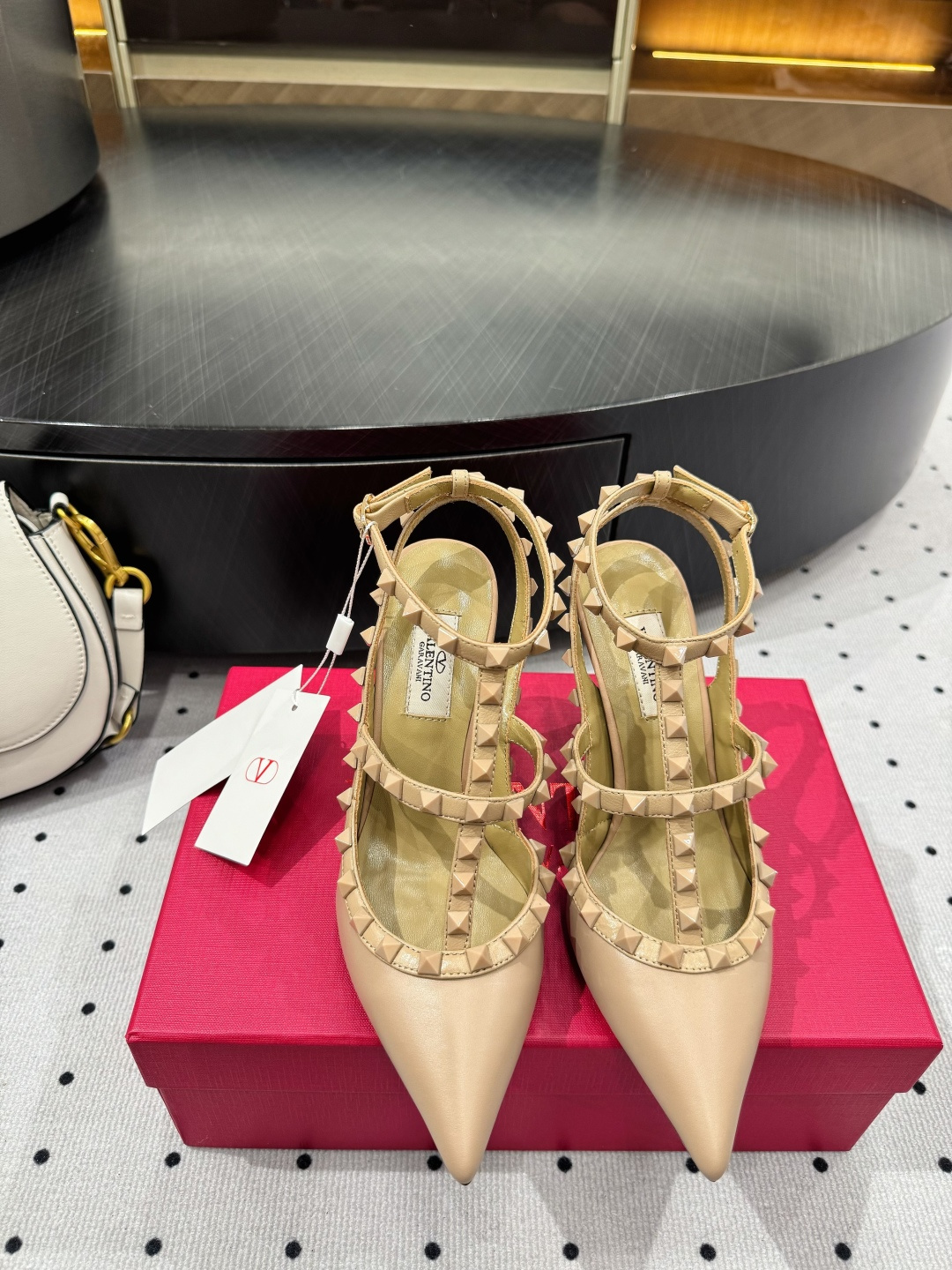 NO:422334,New product ★Fabric Cowhide Inner Sheepskin Sole Cowhide Elegant style Create a different feeling Heel height 9.5 cm Special packaging Simple and elegant style!  Top show bdetails in the market ———————————— ⊿size. ｜35-39 (40 41 42 customized), sandals, sandals, cowhide, sheepskin19860909新品 ★面料 牛皮 内里 羊皮 鞋底 牛皮 优雅风格 创造不一样的感觉 跟高 9.5 cm 专柜包装 简约气质款式！ 市场顶级 show bdetails ————————————  ⊿size. ｜35-39（40 41 42 定制）,凉鞋,sandals,cowhide,sheepskin,Women's Shoes