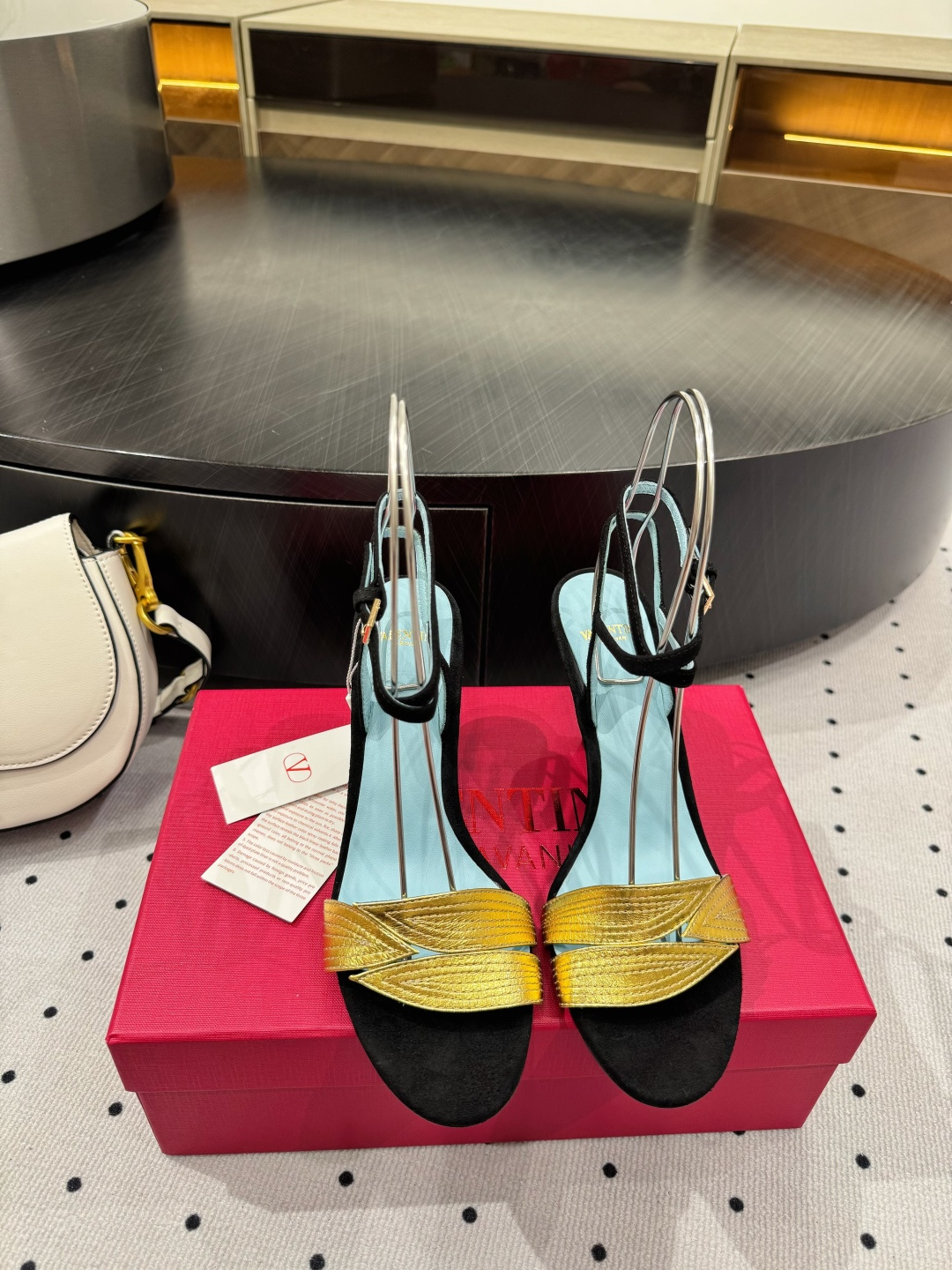 NO:422351,New product ★Fabric Sheep velvet Inner Sheepskin Sole Cowhide Elegant style Create a different feeling Heel height 6 cm Special packaging Simple and elegant style!  Top show bdetails in the market ———————————— ⊿size. ｜35-39 (40 41 42 customized), sandals, sandals, cowhide, sheepskin19860909新品 ★面料 羊反绒 内里 羊皮 鞋底 牛皮 优雅风格 创造不一样的感觉 跟高 6 cm 专柜包装 简约气质款式！ 市场顶级 show bdetails ————————————  ⊿size. ｜35-39（40 41 42 定制）,凉鞋,sandals,cowhide,sheepskin,Women's Shoes