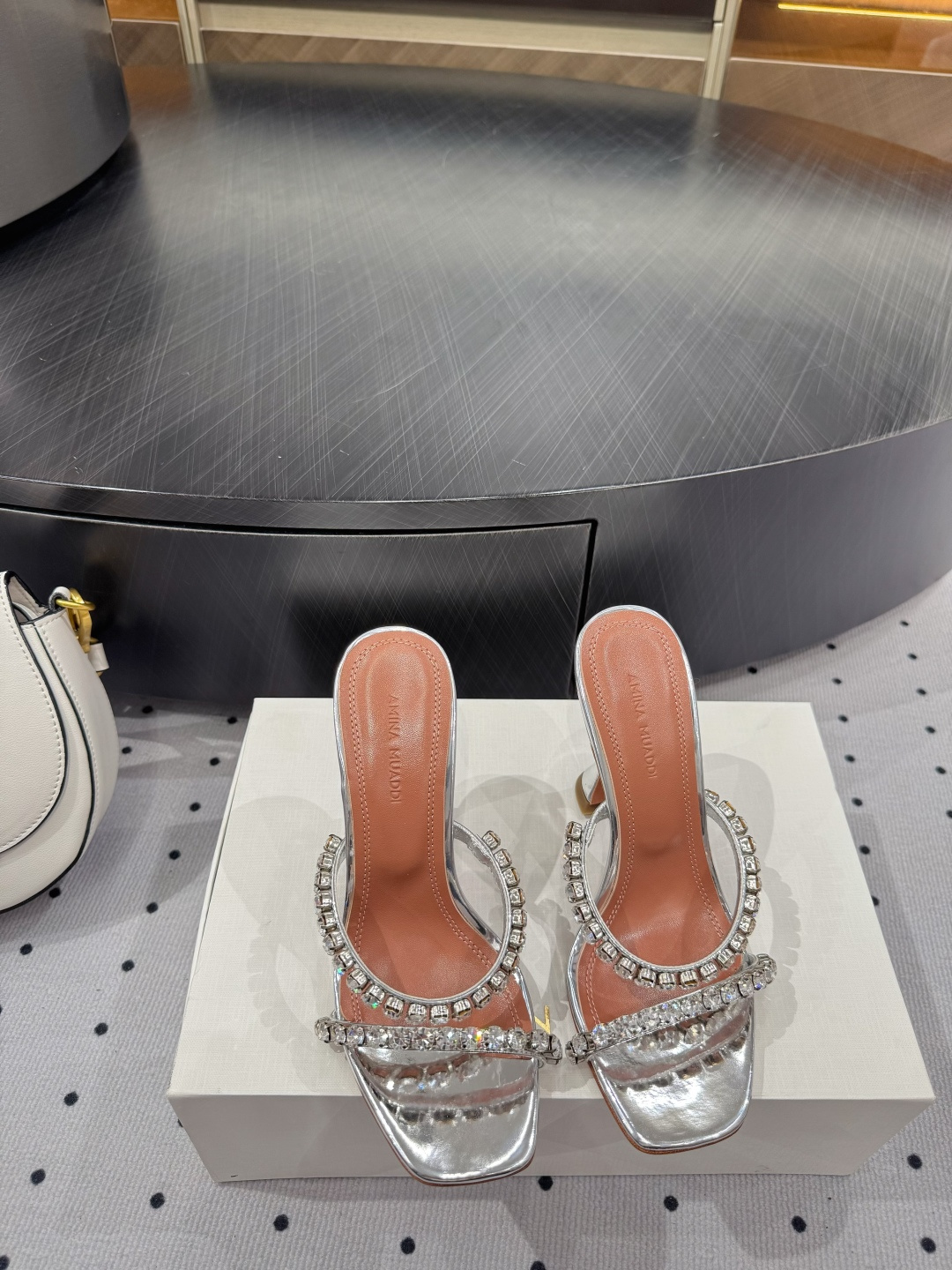 NO:409141,· Fashionable style for show, ★Fabric Mirror Inner Sheepskin Sole Cowhide Outsole (original injection molding) Elegant style Create a different feeling Heel height 10cm Special packaging Simple and elegant style!  show bdetails —————————————— ⊿size. ｜35-39 (40 41 42 customized), high heels, slippers, high heels, slippers, cowhide, sheepskin19860909· 走秀时尚款, ★面料 镜面 内里 羊皮 鞋底 牛皮大底（原版注塑） 优雅风格 创造不一样的感觉 跟高 10cm 专柜包装 简约气质款式！ show bdetails ————————————  ⊿size. ｜35-39（40 41 42 定制）,高跟鞋拖鞋,high heels,slippers,cowhide,sheepskin,Women's Shoes