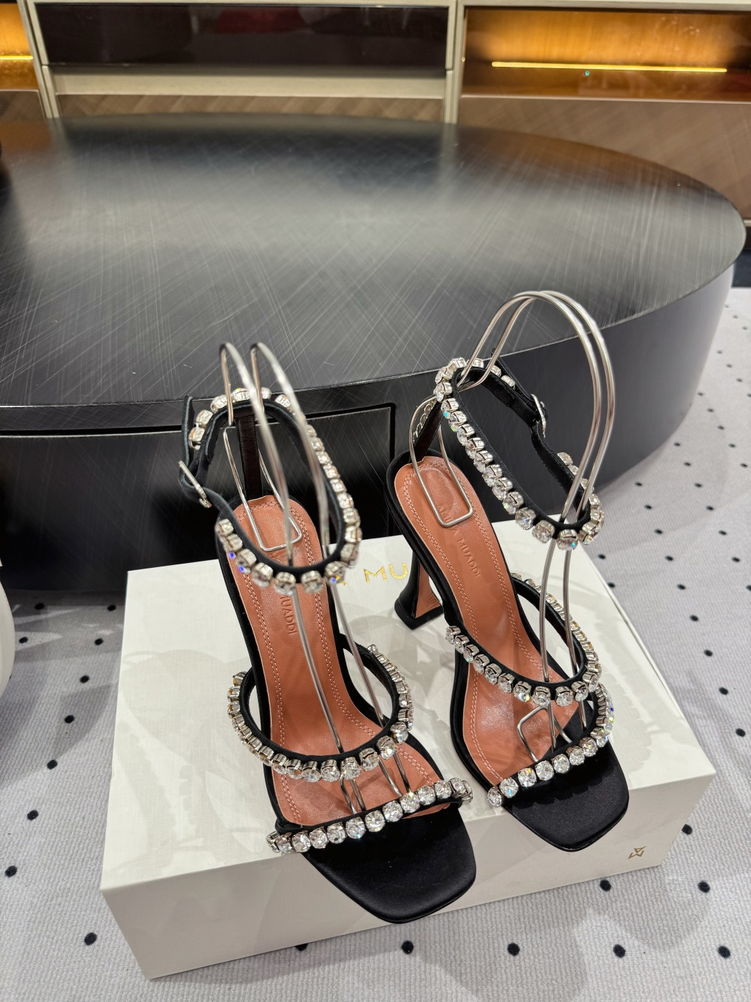 NO:409134,· Fashionable style for show, ★Fabric, silk, inner, sheepskin, sole, cowhide outsole (original injection molding) Elegant style Create a different feeling Heel height 10cm, counter packaging Simple and elegant style!  show bdetails —————————————— ⊿size. ｜35-39 (40 41 42 customized), high heels sandals, sandals, high heels, cowhide, sheepskin, real silk19860909· 走秀时尚款, ★面料 真丝 内里 羊皮 鞋底 牛皮大底（原版注塑） 优雅风格 创造不一样的感觉 跟高 10cm 专柜包装 简约气质款式！ show bdetails ————————————  ⊿size. ｜35-39（40 41 42 定制）,高跟鞋凉鞋,sandals,high heels,cowhide,sheepskin,real silk,Women's Shoes