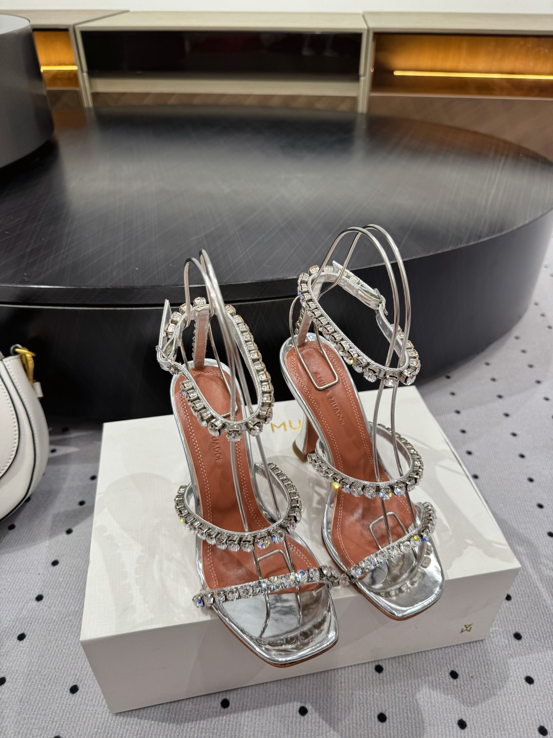 NO:409136,· Fashionable style for show, ★Fabric Mirror Inner Sheepskin Sole Cowhide Outsole (original injection molding) Elegant style Create a different feeling Heel height 10cm Special packaging Simple and elegant style!  show bdetails —————————————— ⊿size. ｜35-39 (40 41 42 customized), high heels sandals, sandals, high heels, cowhide, sheepskin19860909· 走秀时尚款, ★面料 镜面 内里 羊皮 鞋底 牛皮大底（原版注塑） 优雅风格 创造不一样的感觉 跟高 10cm 专柜包装 简约气质款式！ show bdetails ————————————  ⊿size. ｜35-39（40 41 42 定制）,高跟鞋凉鞋,sandals,high heels,cowhide,sheepskin,Women's Shoes