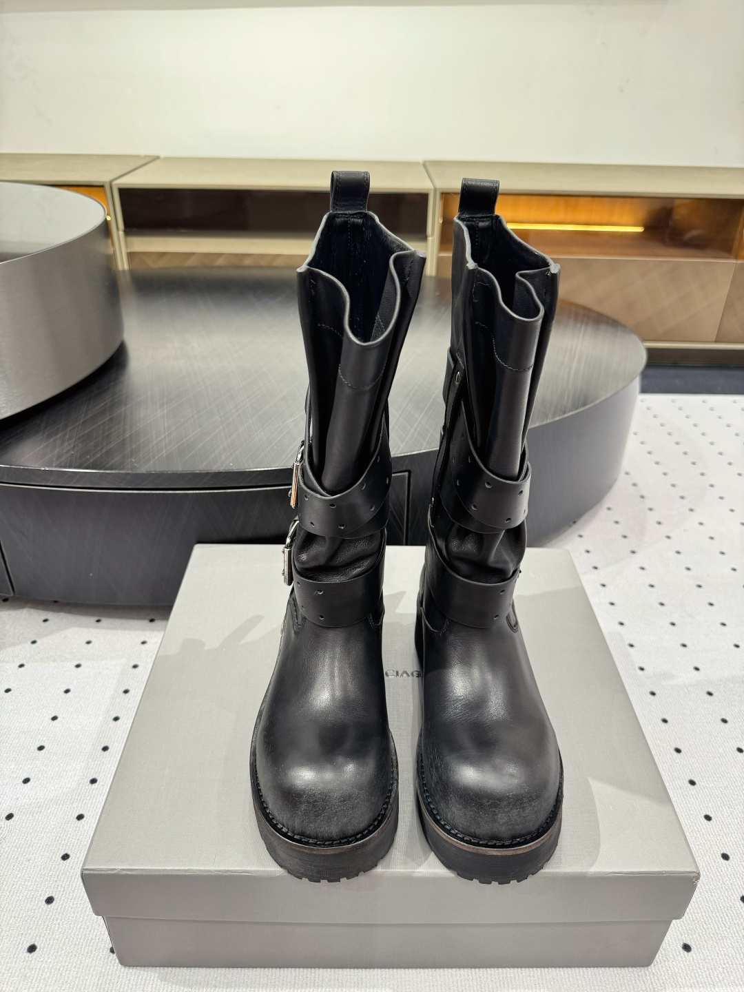 NO:409148,New products are on the shelves ★Fabric Cowhide Inner Cowhide Sole Combination Rubber Sole Elegant Style Creates a Different Feeling, Heel Height 4.5 cm Simple and elegant style!  Top show bdetails in the market ———————————— ⊿size. ｜35-39 (40 41 42 43 customized), boots, boots, cowhide19860909新品上架 ★面料 牛皮 内里牛皮 鞋底组合橡胶底 优雅风格 创造不一样的感觉 跟高4.5 cm 简约气质款式！ 市场顶级 show bdetails ————————————  ⊿size. ｜35-39（40 41 42 43定制）,靴子,boots,cowhide,Women's Shoes