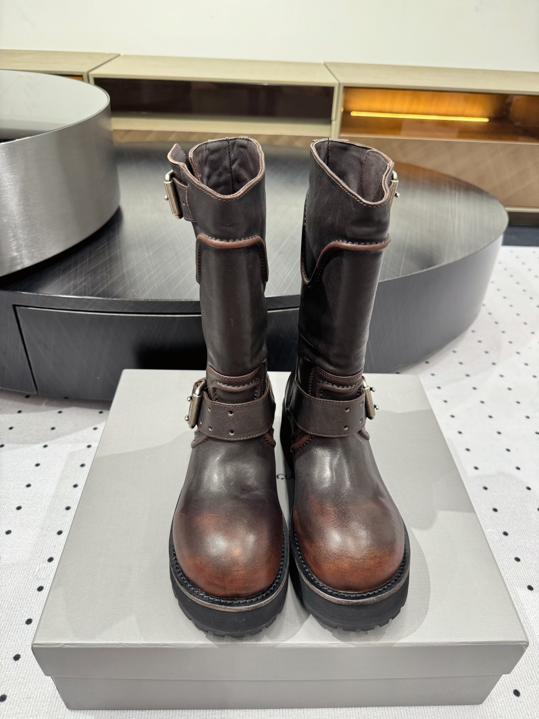 NO:439439,New products are on the shelves ★Fabric Cowhide Inner Cowhide Sole Combination Rubber Sole Elegant Style Creates a Different Feeling, Heel Height 4.5 cm Simple and elegant style!  Top show bdetails in the market ———————————— ⊿size. ｜35-39 (40 41 42 43 customized), boots, boots, cowhide19860909新品上架 ★面料 牛皮 内里牛皮 鞋底组合橡胶底 优雅风格 创造不一样的感觉 跟高4.5 cm 简约气质款式！ 市场顶级 show bdetails ————————————  ⊿size. ｜35-39（40 41 42 43定制）,靴子,boots,cowhide,Women's Shoes