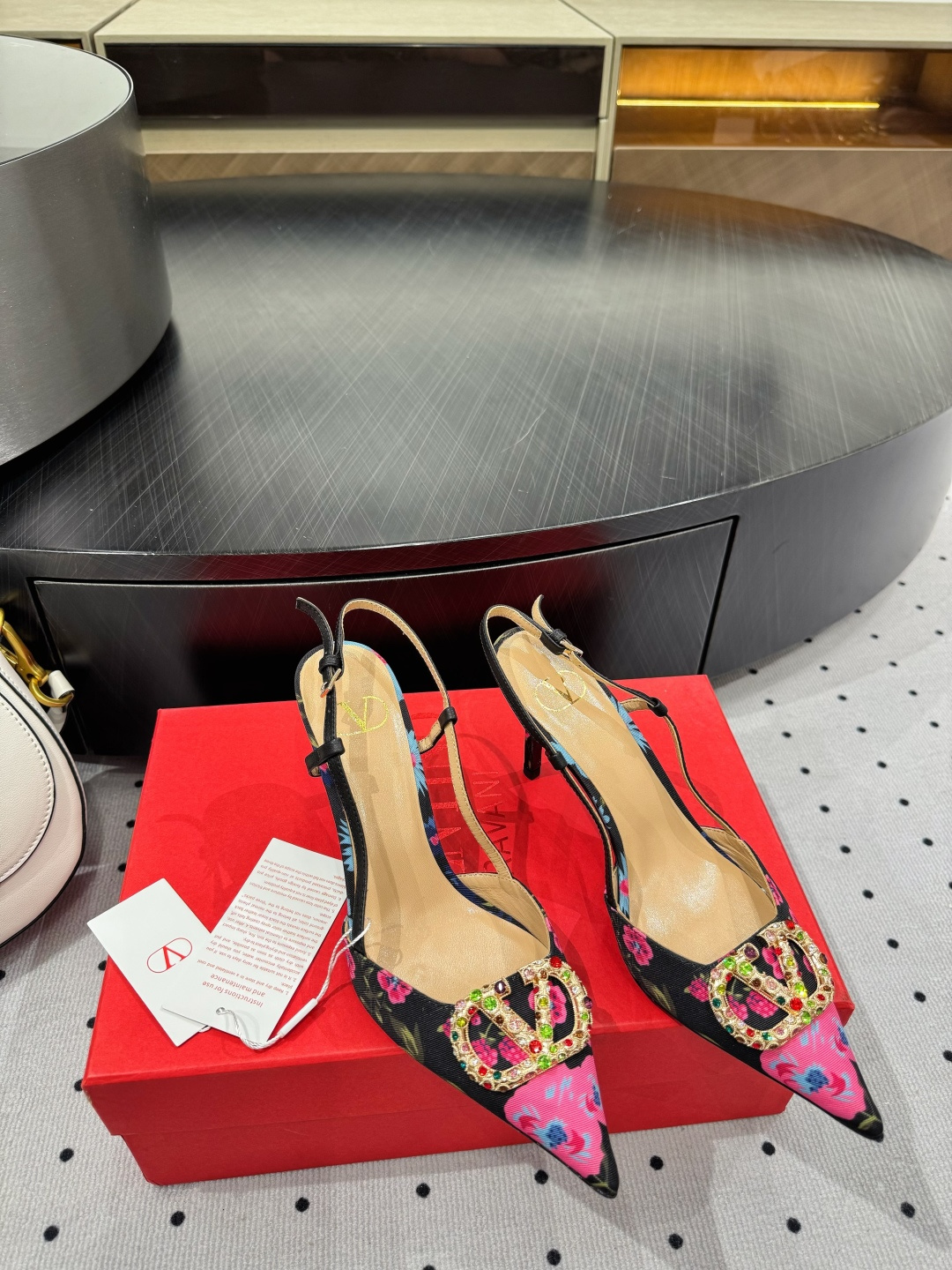 NO:422361,New product ★Fabric Original fabric Inner Sheepskin Sole Cowhide Elegant style Create a different feeling Heel height 8 cm, Counter packaging Simple and elegant style!  Top show bdetails in the market ———————————— ⊿size. ｜35-39 (40 41 42 customized), sandals, sandals, cowhide, sheepskin19860909新品 ★面料 原版布 内里 羊皮 鞋底 牛皮 优雅风格 创造不一样的感觉 跟高 8 cm 专柜包装 简约气质款式！ 市场顶级 show bdetails ————————————  ⊿size. ｜35-39（40 41 42 定制）,凉鞋,sandals,cowhide,sheepskin,Women's Shoes