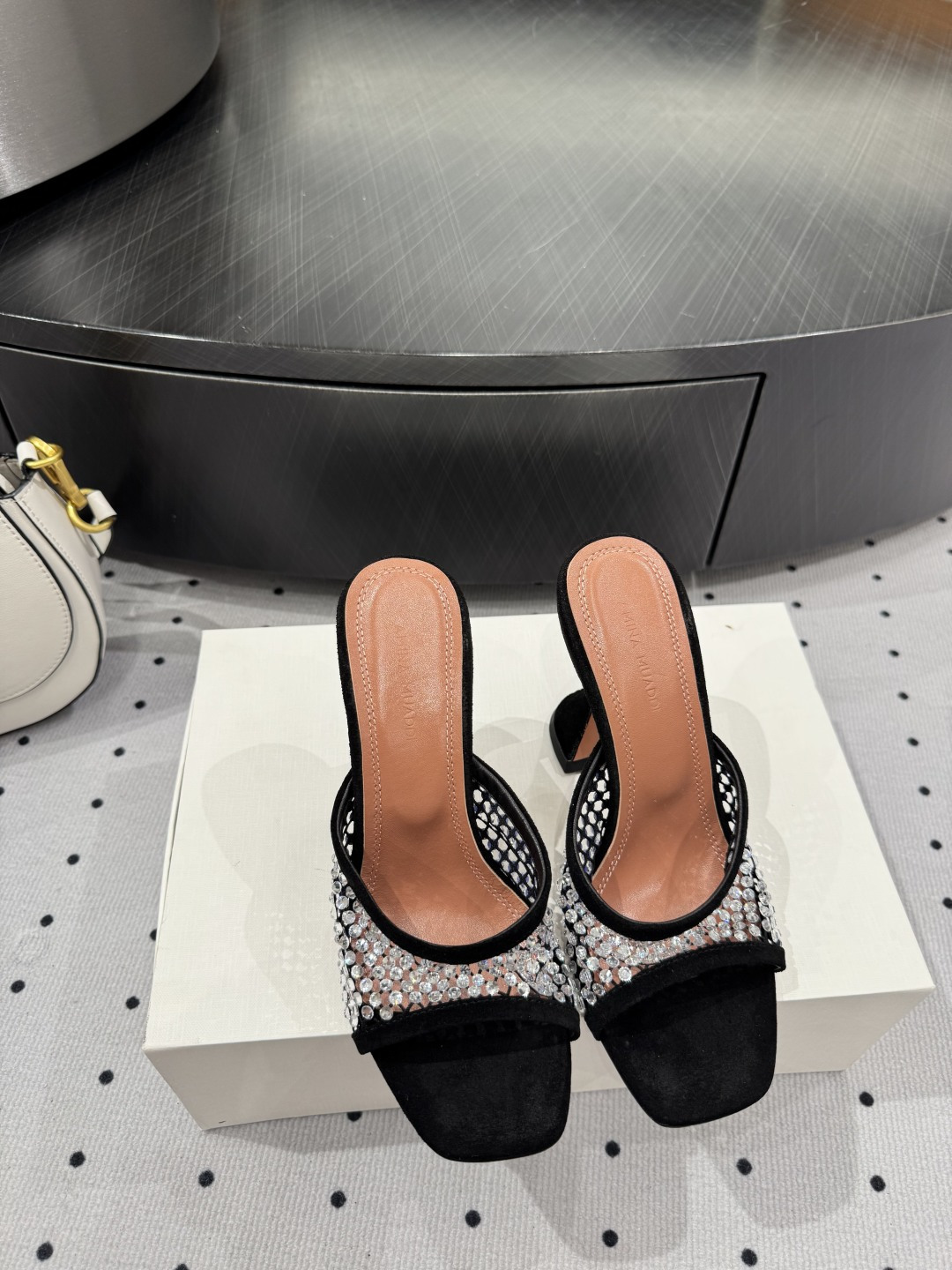 NO:439498,& New Products ★Imported Imported mesh inner lining sheepskin sole cowhide outsole (original injection molding) Elegant style Create a different feeling Heel height 9.5 cm Special packaging Simple and elegant style!  show bdetails —————————————— ⊿size. ｜35-39 (40 41 42 customized), high heels, slippers, high heels, slippers, cowhide, sheepskin19860909＆ 新品 ★进口 进口网面 内里 羊皮 鞋底 牛皮大底（原版注塑） 优雅风格 创造不一样的感觉 跟高9.5 cm 专柜包装 简约气质款式！ show bdetails ————————————  ⊿size. ｜35-39（40 41 42 定制）,高跟鞋拖鞋,high heels,slippers,cowhide,sheepskin,Women's Shoes