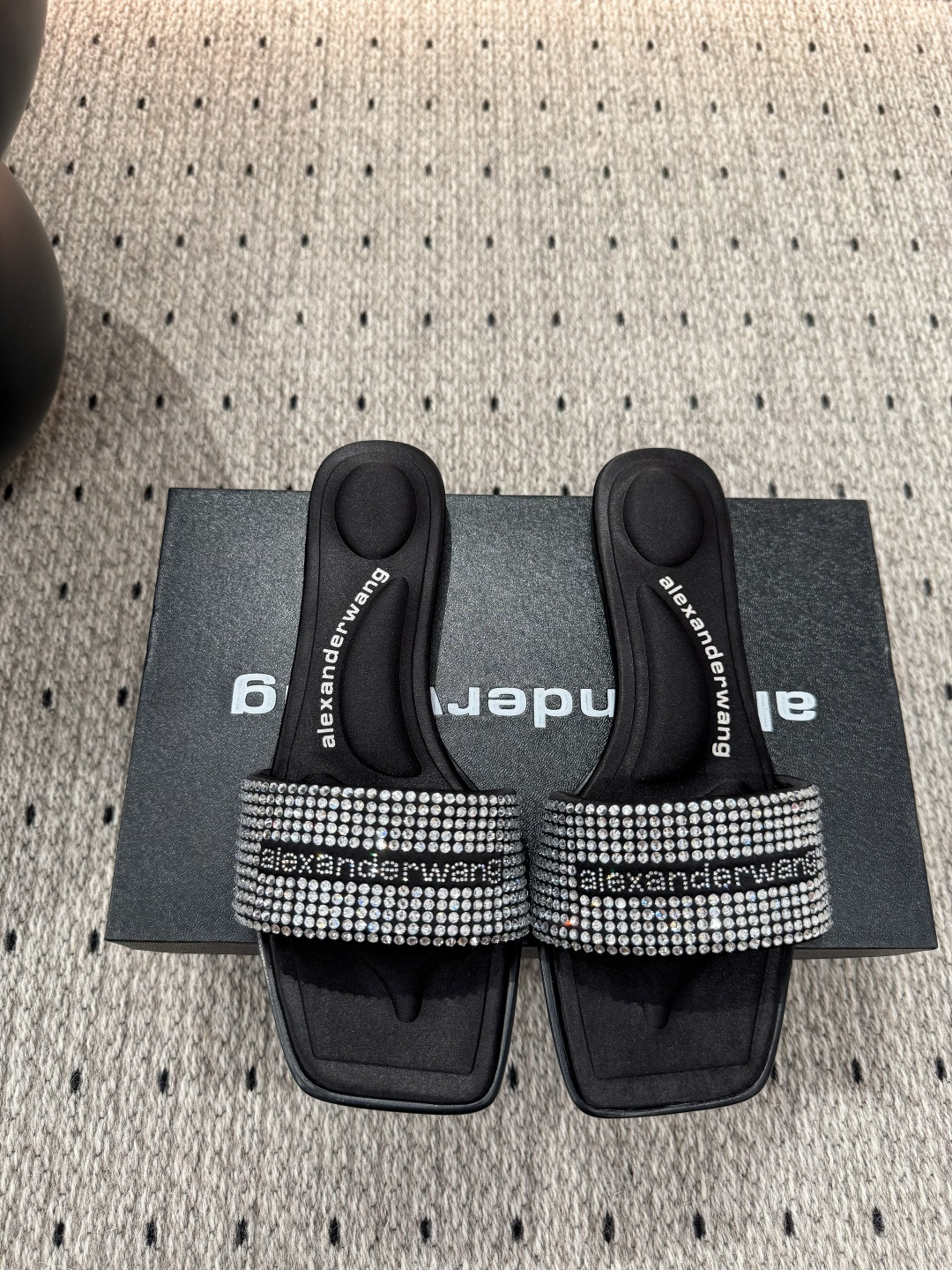 NO:439476,New products are available in hot products, fabric, silk, inner, sheepskin, sole, cowhide, elegant style, create a different feeling, heel height 1 cm, counter packaging, simple and elegant style!  show bdetails ————————————— size. ｜35-39 (40 41 customization), slippers, slippers, cowhide, sheepskin, real silk19860909爆款上新 面料 真丝  内里 羊皮 鞋底 牛皮  优雅风格 创造不一样的感觉 跟高 1 cm 专柜包装 简约气质款式！ show bdetails ———————————— size. ｜35-39（40 41 定制）,拖鞋,slippers,cowhide,sheepskin,real silk,Women's Shoes