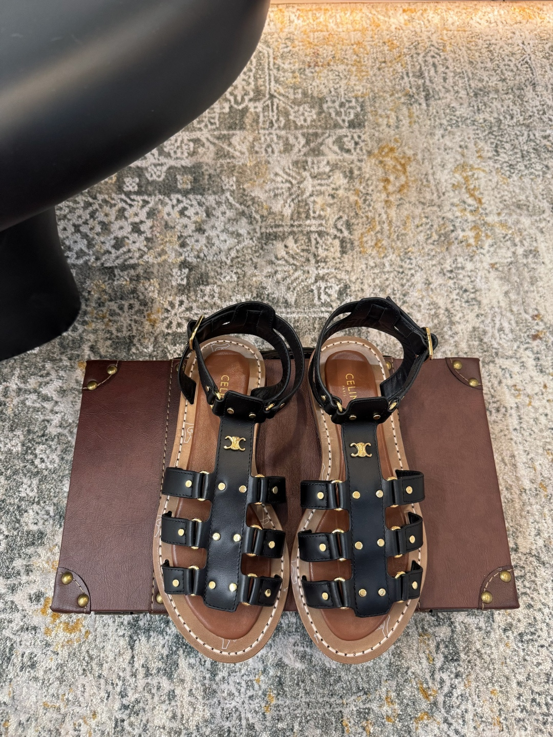 NO:438825,New hot products are available. Fabric, cowhide, inner, sheepskin, sole, rubber sole, elegant style, create a different feeling, heel height 1 cm, counter packaging, simple and elegant style!  show bdetails ———————————— size. ｜35-39 (40 41 customization), sandals, sandals, cowhide, sheepskin19860909全新爆款上新 面料 牛皮  内里 羊皮  鞋底 橡胶底 优雅风格 创造不一样的感觉 跟高 1 cm 专柜包装 简约气质款式！ show bdetails ———————————— size. ｜35-39（40 41 定制）,凉鞋,sandals,cowhide,sheepskin,Women's Shoes