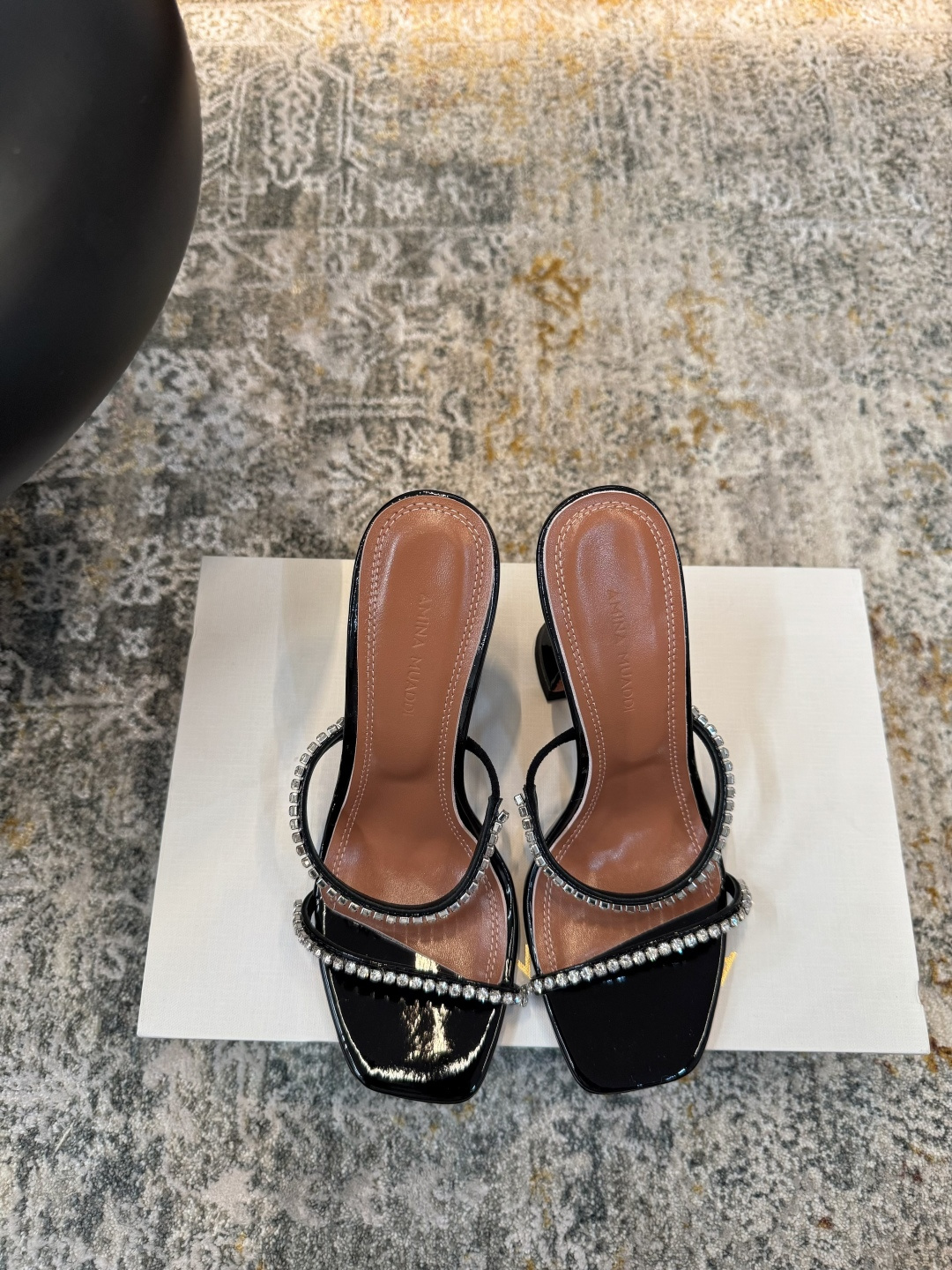 NO:439415,· Fashionable style for show, ★Fabric, silk, inner, sheepskin, sole, cowhide outsole (original injection molding) Elegant style Create a different feeling Heel height 9 cm, counter packaging Simple and elegant style!  show bdetails —————————————— ⊿size. ｜35-39 (40 41 42 customization), high heels, slippers, high heels, slippers, cowhide, sheepskin, real silk19860909· 走秀时尚款, ★面料 真丝 内里 羊皮 鞋底 牛皮大底（原版注塑） 优雅风格 创造不一样的感觉 跟高 9 cm 专柜包装 简约气质款式！ show bdetails ————————————  ⊿size. ｜35-39（40 41 42 定制）,高跟鞋拖鞋,high heels,slippers,cowhide,sheepskin,real silk,Women's Shoes