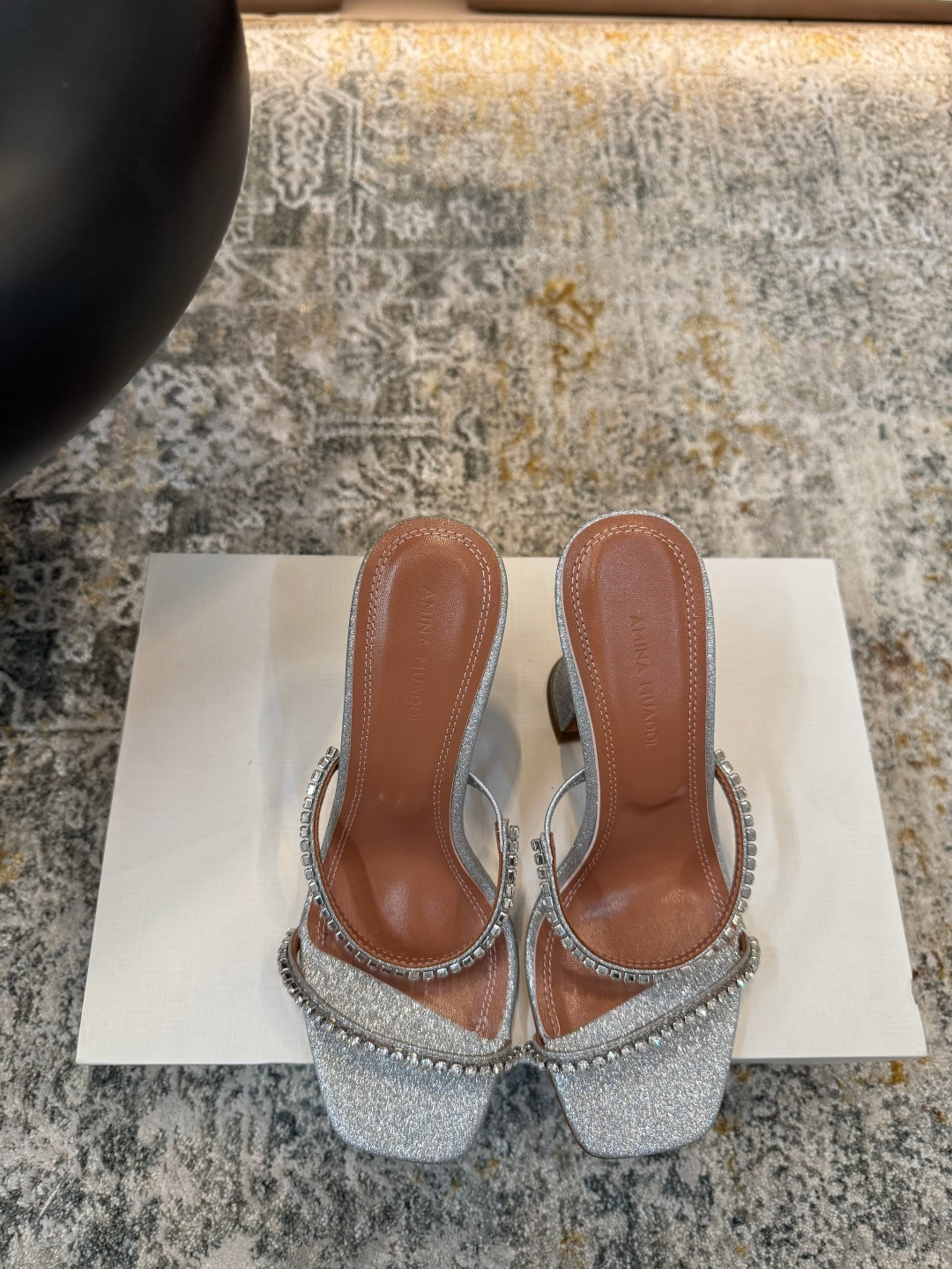 NO:439427,· Fashionable style for show, ★Fabric, Star, Inner, Sheepskin, Sole, Cowhide Outsole (original injection molding) Elegant style Create a different feeling Heel height 9 cm, Counter packaging Simple and elegant style!  show bdetails —————————————— ⊿size. ｜35-39 (40 41 42 customized), high heels, slippers, high heels, slippers, cowhide, sheepskin19860909· 走秀时尚款, ★面料 星星 内里 羊皮 鞋底 牛皮大底（原版注塑） 优雅风格 创造不一样的感觉 跟高 9 cm 专柜包装 简约气质款式！ show bdetails ————————————  ⊿size. ｜35-39（40 41 42 定制）,高跟鞋拖鞋,high heels,slippers,cowhide,sheepskin,Women's Shoes