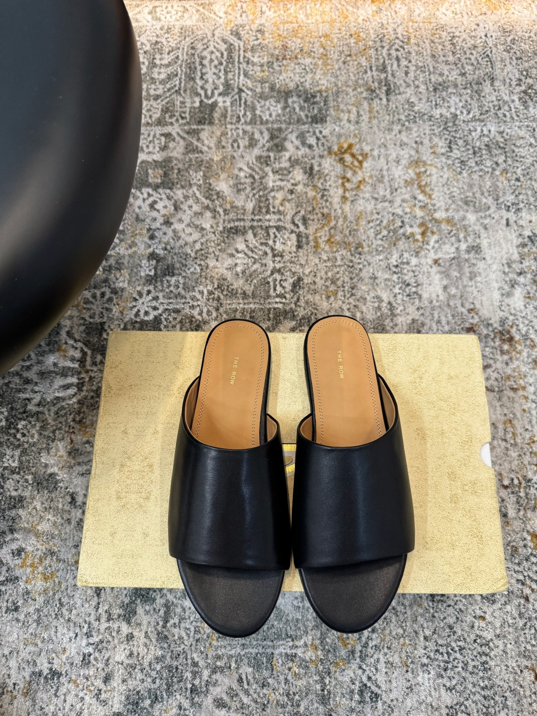 NO:439380,New and popular models are available. Fabrics, sheepskin, inner, sheepskin, soles, cowhide soles, elegant style, create a different feeling, heel height 1 cm, counter packaging, simple and elegant style!  show bdetails ———————————— size. ｜35-39 (40 41 customization), high heels, slippers, slippers, cowhide, sheepskin19860909全新爆款上新 面料 羊皮  内里 羊皮  鞋底 牛皮底 优雅风格 创造不一样的感觉 跟高 1 cm 专柜包装 简约气质款式！ show bdetails ———————————— size. ｜35-39（40 41 定制）,高跟鞋拖鞋,high heels,slippers,cowhide,sheepskin,Women's Shoes