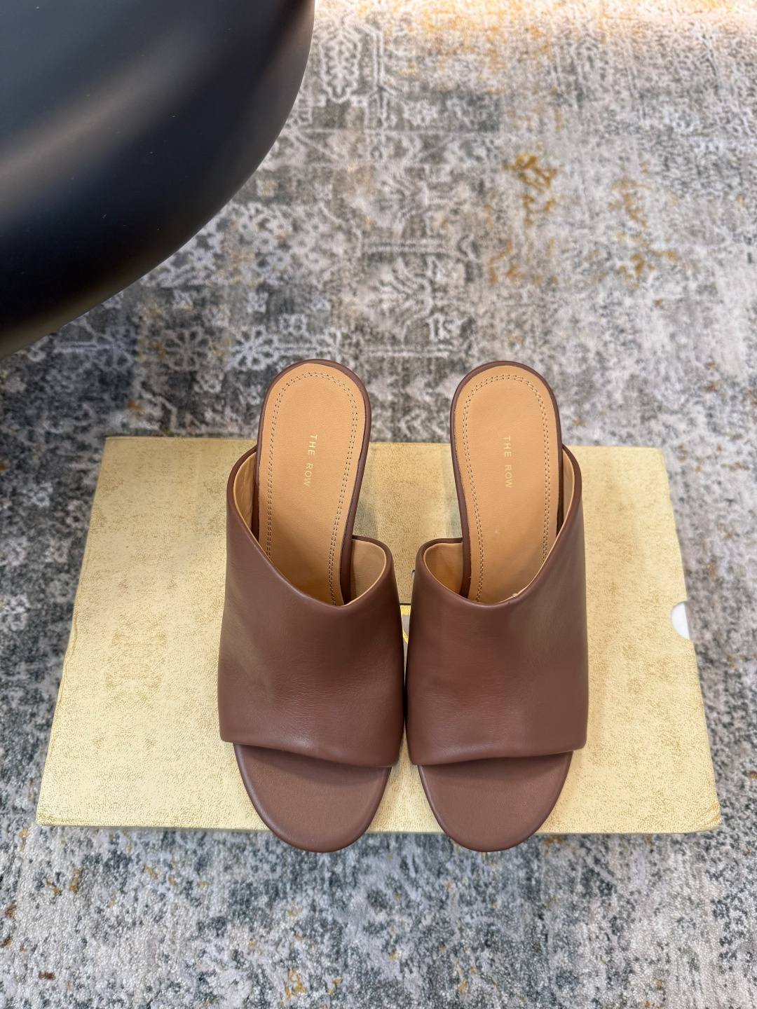 NO:439385,New hot products are available. Fabric, sheepskin, inner, sheepskin, sole, cowhide sole, elegant style, create a different feeling, heel height 9.5cm, counter packaging, simple and elegant style!  show bdetails ———————————— size. ｜35-39 (40 41 customization), high heels, slippers, slippers, cowhide, sheepskin19860909全新爆款上新 面料 羊皮  内里 羊皮  鞋底 牛皮底 优雅风格 创造不一样的感觉 跟高 9.5cm 专柜包装 简约气质款式！ show bdetails ———————————— size. ｜35-39（40 41 定制）,高跟鞋拖鞋,high heels,slippers,cowhide,sheepskin,Women's Shoes