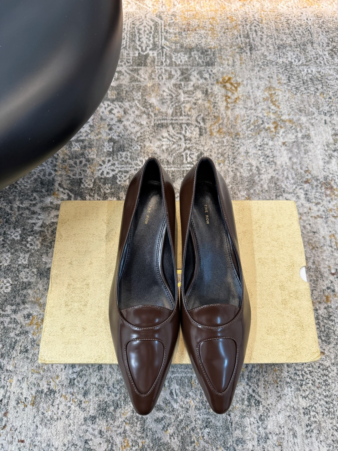 NO:439375,New hot products are available. Fabric, edge beads, inner, sheepskin, sole, cowhide sole, elegant style, create a different feeling, heel height 3.5 cm, counter packaging, simple and elegant style!  show bdetails ———————————— size. ｜35-39 (40 41 customization), single shoes, cowhide, sheepskin19860909全新爆款上新 面料 开边珠 内里 羊皮  鞋底 牛皮底 优雅风格 创造不一样的感觉 跟高 3.5 cm 专柜包装 简约气质款式！ show bdetails ———————————— size. ｜35-39（40 41 定制）,单鞋,cowhide,sheepskin,Women's Shoes