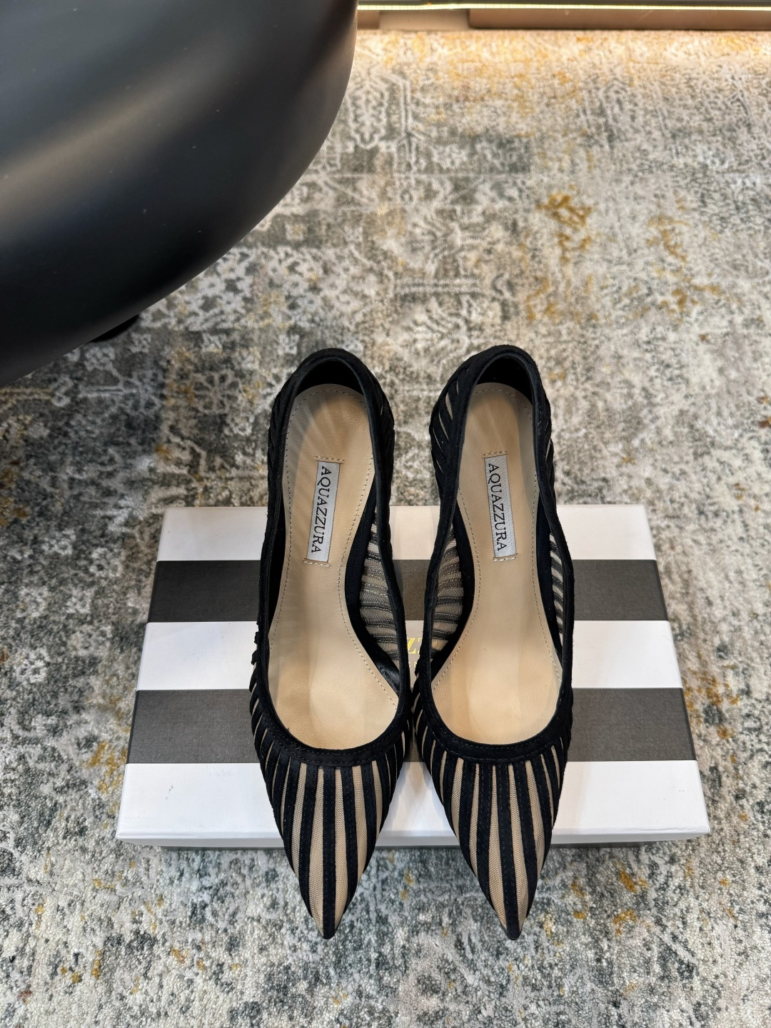 NO:439365,The new pineapple shoes that have become more refined hit my heart, and each one makes me intoxicated. Let’s say that we can understand the heart of women so much!  I don't have a pair this summer, it's really fragrant. ★Fabric sheep velvet, inner sheepskin, soles, cowhide soles, elegant style, create a different feeling, heel height 10 cm, counter packaging, simple and elegant style!  show bdetails —————————————— ⊿size. ｜35-39 (40 41 42 customized), high heels, cowhide, sheepskin19860909上新 成精的菠萝鞋,直击我心,每一款都让我陶醉咱就说 咱能这么了解女人心呢！这个夏天不来一双,真的香 ★面料羊反绒 内里羊皮 鞋底牛皮大底 优雅风格 创造不一样的感觉 跟高 10 cm 专柜包装 简约气质款式！ show bdetails ————————————  ⊿size. ｜35-39（40 41 42 定制）,高跟鞋单鞋,high heels,cowhide,sheepskin,Women's Shoes