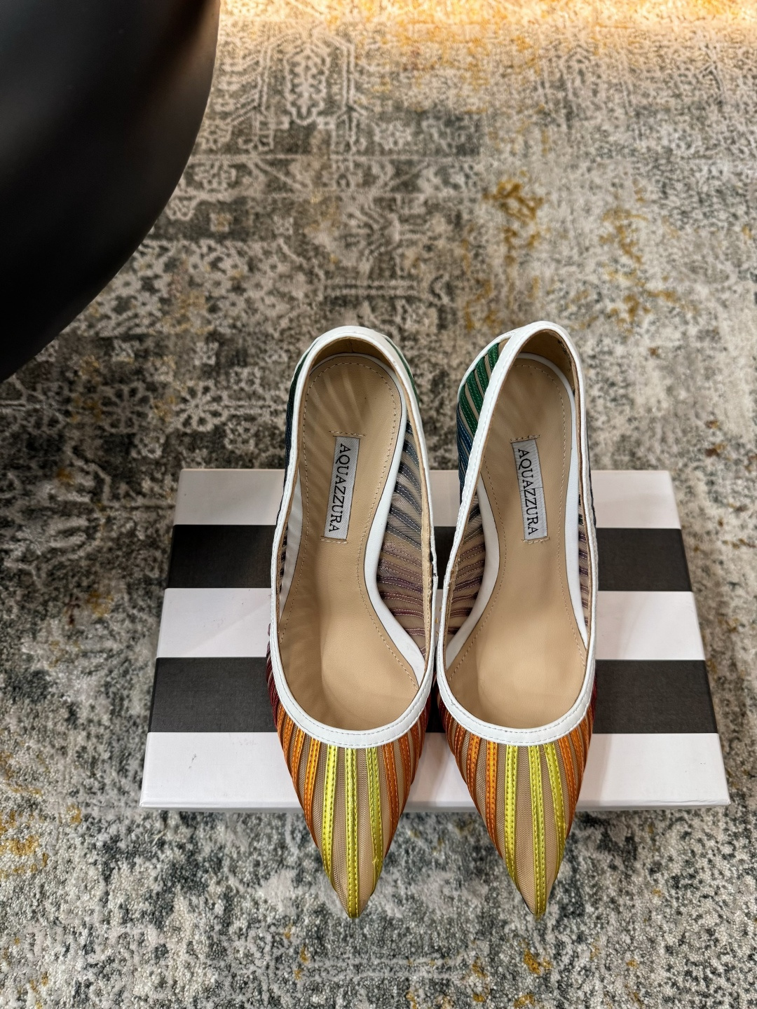 NO:439370,The new pineapple shoes that have become more refined hit my heart, and each one makes me intoxicated. Let’s say that we can understand the heart of women so much!  I don't have a pair this summer, it's really fragrant. ★Fabric sheepskin, inner sheepskin, soles, cowhide soles, elegant style, create a different feeling, heel height 10 cm, counter packaging, simple and elegant style!  show bdetails —————————————— ⊿size. ｜35-39 (40 41 42 customized), high heels, cowhide, sheepskin19860909上新 成精的菠萝鞋,直击我心,每一款都让我陶醉咱就说 咱能这么了解女人心呢！这个夏天不来一双,真的香 ★面料羊皮 内里羊皮 鞋底牛皮大底 优雅风格 创造不一样的感觉 跟高 10 cm 专柜包装 简约气质款式！ show bdetails ————————————  ⊿size. ｜35-39（40 41 42 定制）,高跟鞋单鞋,high heels,cowhide,sheepskin,Women's Shoes