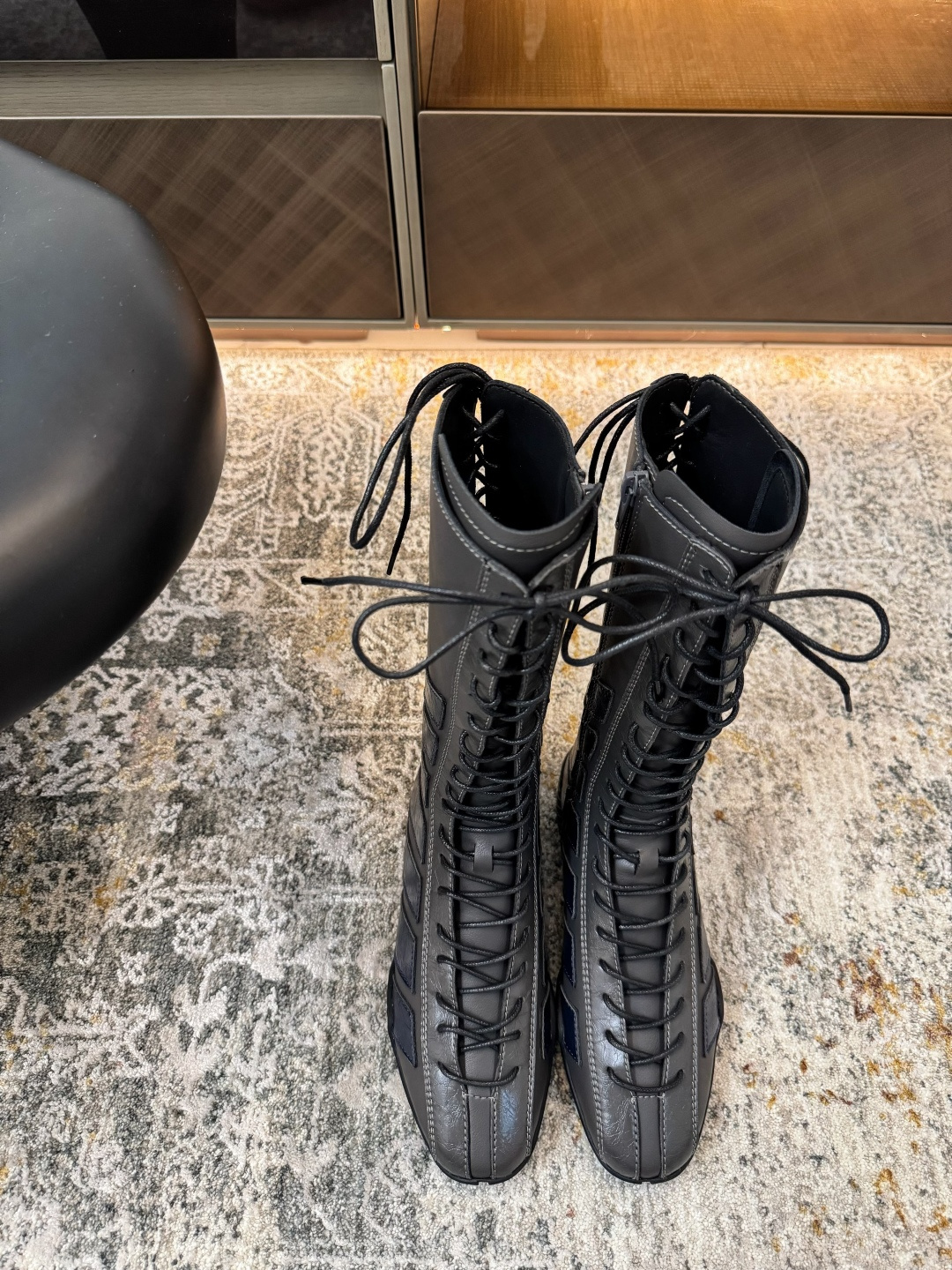 NO:439352,New products in autumn and winter, fabric, cowhide, inner cowhide, sole, rubber sole, elegant style, create a different feeling, heel height 2 cm, counter packaging, simple and elegant style!  show bdetails ———————————— size. ｜35-39 (40 41 customization), boots, boots, cowhide19860909秋冬新品 面料 牛皮 内里 牛皮 鞋底 橡胶底 优雅风格 创造不一样的感觉 跟高 2 cm 专柜包装 简约气质款式！ show bdetails ———————————— size. ｜35-39（40 41 定制),靴子,boots,cowhide,Women's Shoes