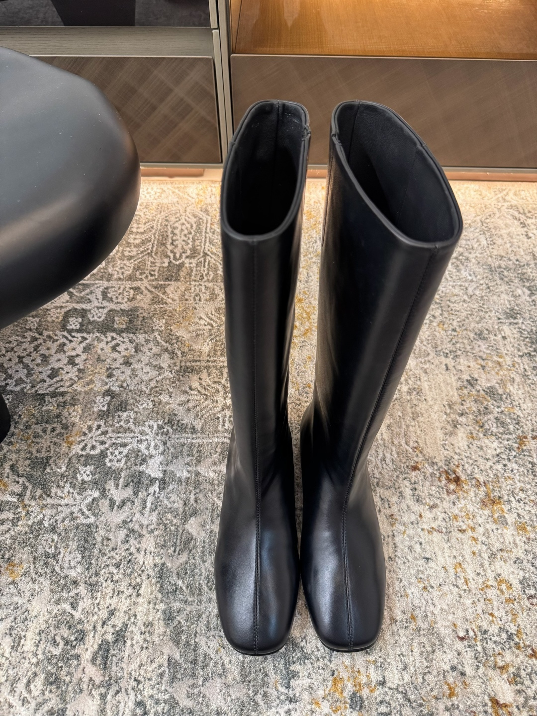 NO:438765,New products in autumn and winter, fabric, oily wax leather, inner cowhide, sole, rubber sole, elegant style, create a different feeling, heel height 2 cm, counter packaging, simple and elegant style!  show bdetails ———————————— size. ｜35-39 (40 41 customization), boots, boots, cowhide19860909秋冬新品 面料 油蜡皮  内里 牛皮 鞋底 橡胶底 优雅风格 创造不一样的感觉 跟高 2 cm 专柜包装 简约气质款式！ show bdetails ———————————— size. ｜35-39（40 41 定制),靴子,boots,cowhide,Women's Shoes