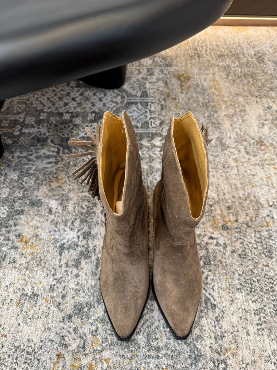 NO:439357,New Product ★ Imported cow fleece, inner cowhide, sole, cowhide sole, return of the king, create a different feeling, heel height 6 cm, counter packaging, simple and elegant style!  Top show bdetails in the market ———————————— ⊿size. ｜35-39 (40 41 42 customized), boots, boots, cowhide19860909新品 ★ 进口 牛反绒 内里 牛皮 鞋底 牛皮底 王者归来 创造不一样的感觉 跟高 6 cm 专柜包装 简约气质款式！ 市场顶级 show bdetails ————————————  ⊿size. ｜35-39（40 41 42 定制）,靴子,boots,cowhide,Women's Shoes